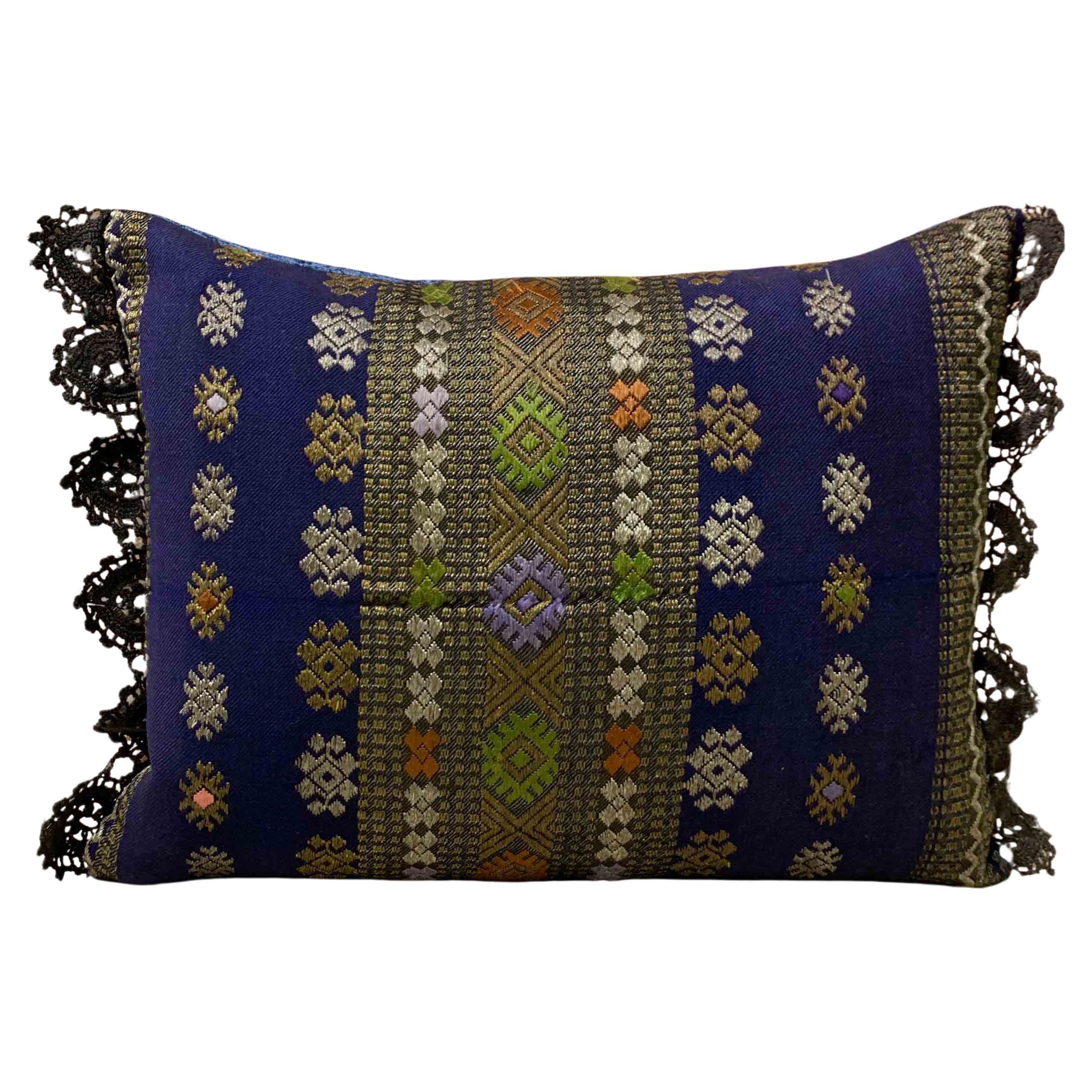 Cuscino vintage in seta intrecciata a mano con rifiniture in pizzo nero e retro in velluto in vendita