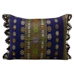 Cuscino vintage in seta intrecciata a mano con rifiniture in pizzo nero e retro in velluto