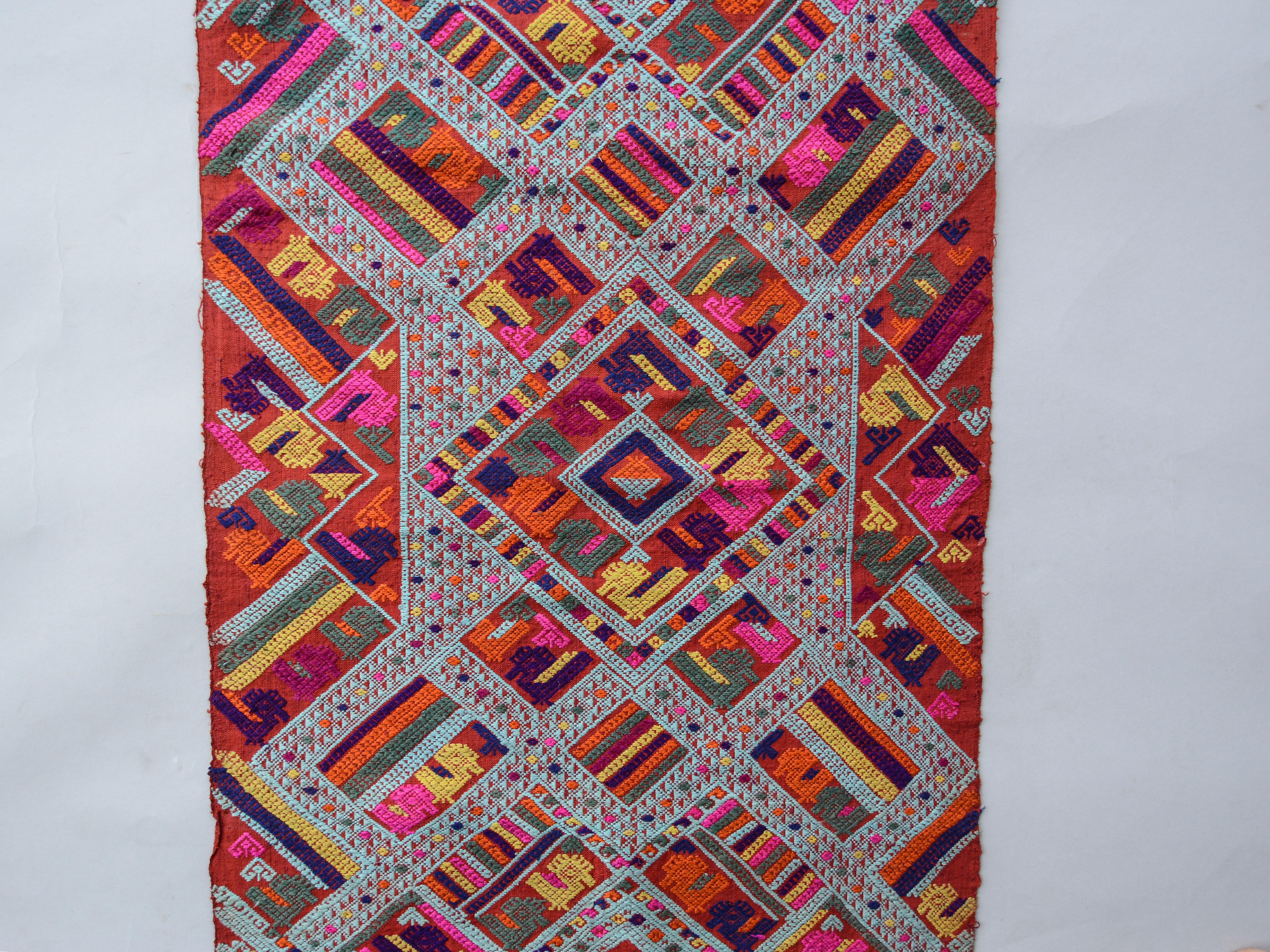 Vintage Handwoven Silk Shawl End Panel Tai Nue from Laos Mid-20th Century In Good Condition In Point Richmond, CA