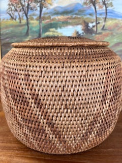 Vintage Handwoven Südostasien Rattan Deckel Korb mit Saburst.