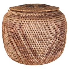 Vintage Handwoven Südostasien Rattan Deckel Korb mit Saburst.