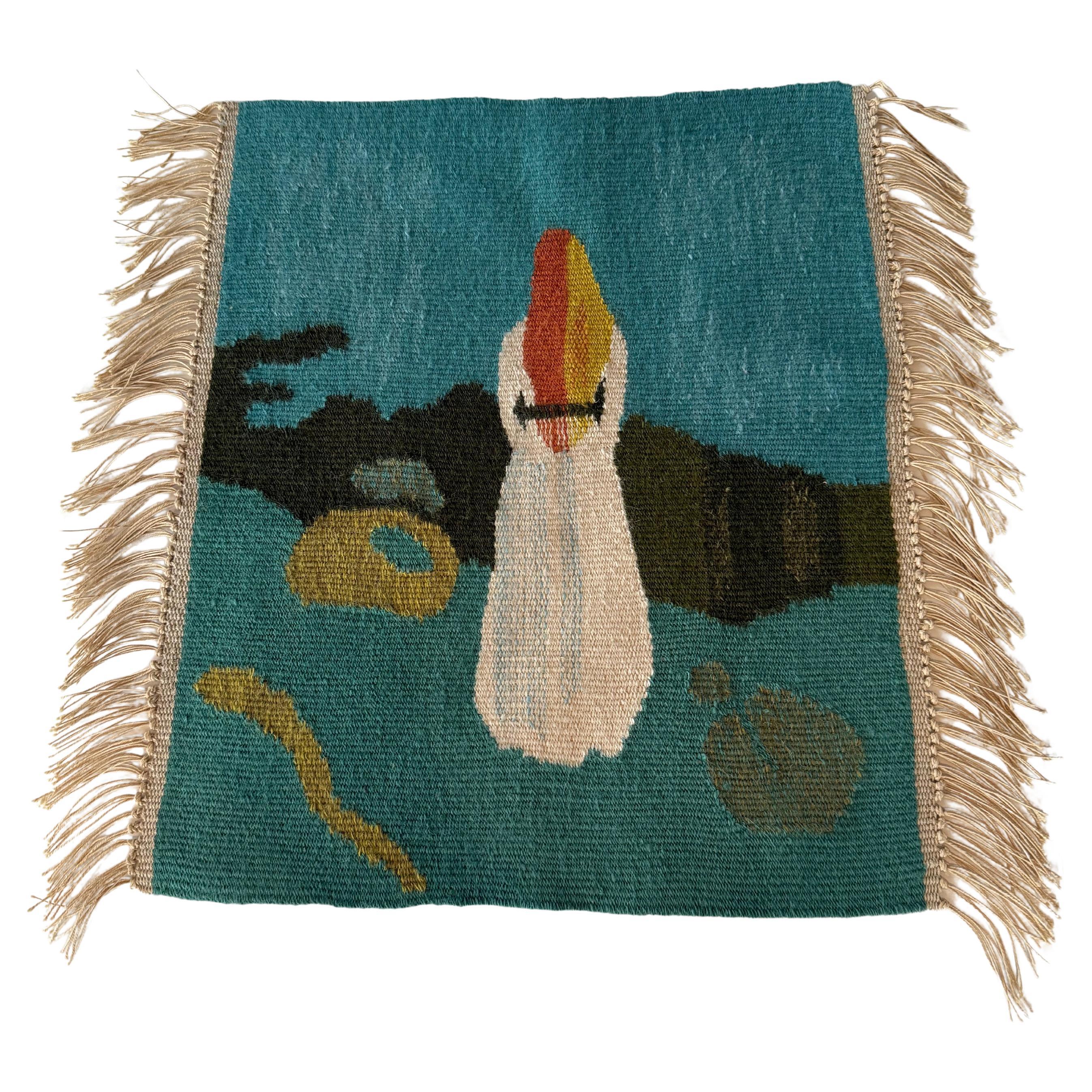 Wunderschöner handgewebter Wandteppich mit einem von Edvard Munchs Junge Frau am Strand inspirierten Design. Dieses einzigartige Textilkunstwerk fängt die Essenz von Munchs melancholischem und doch stimmungsvollem Stil ein und ist damit ein