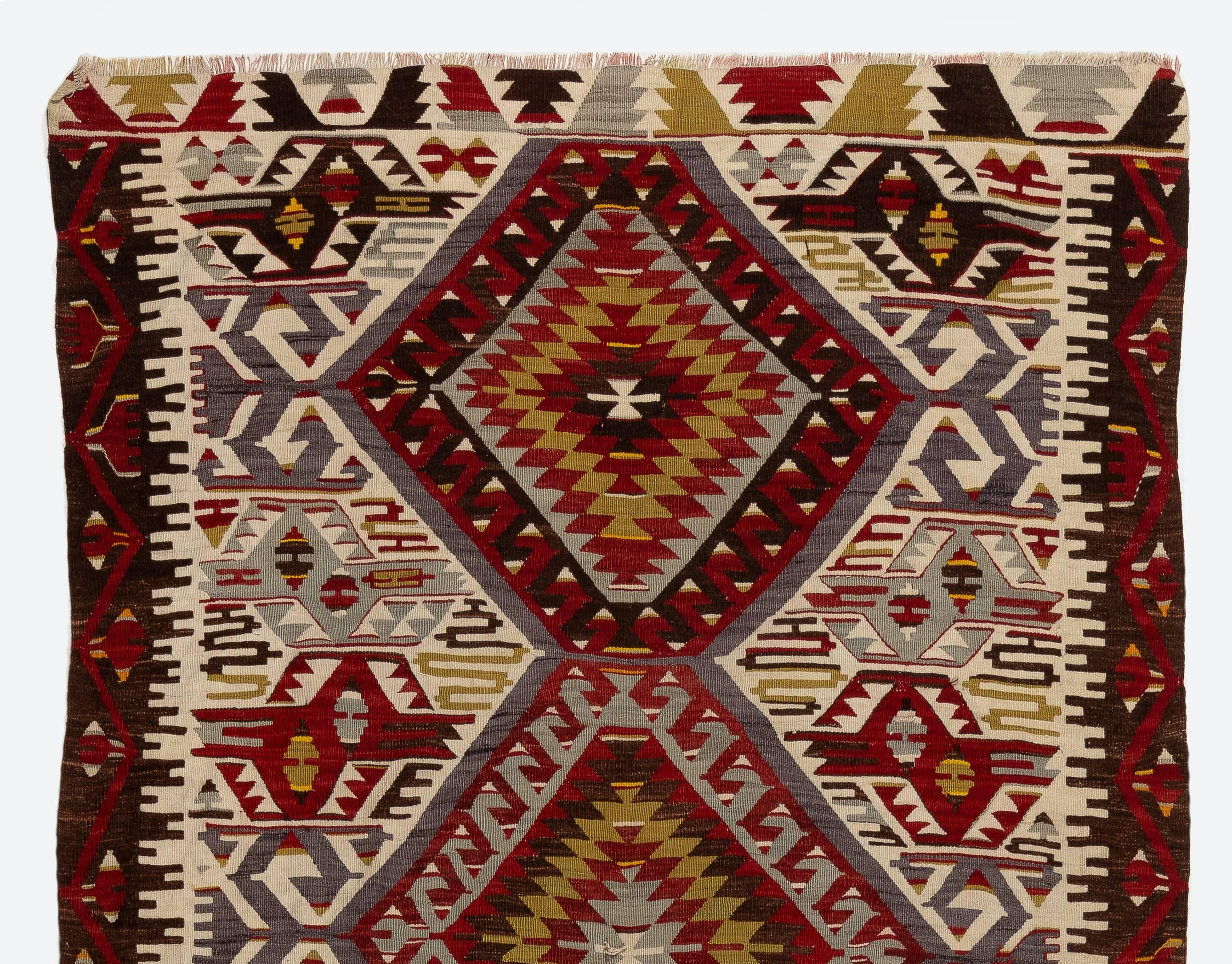 Ein antiker türkischer Flachgewebeteppich (Kilim) mit geometrischem Muster.
Umkehrbar; beide Seiten können verwendet werden.
Ideal für private und gewerbliche Innenräume.
Für zusätzliche Polsterung und Schutz vor Abnutzung können wir auf Wunsch eine