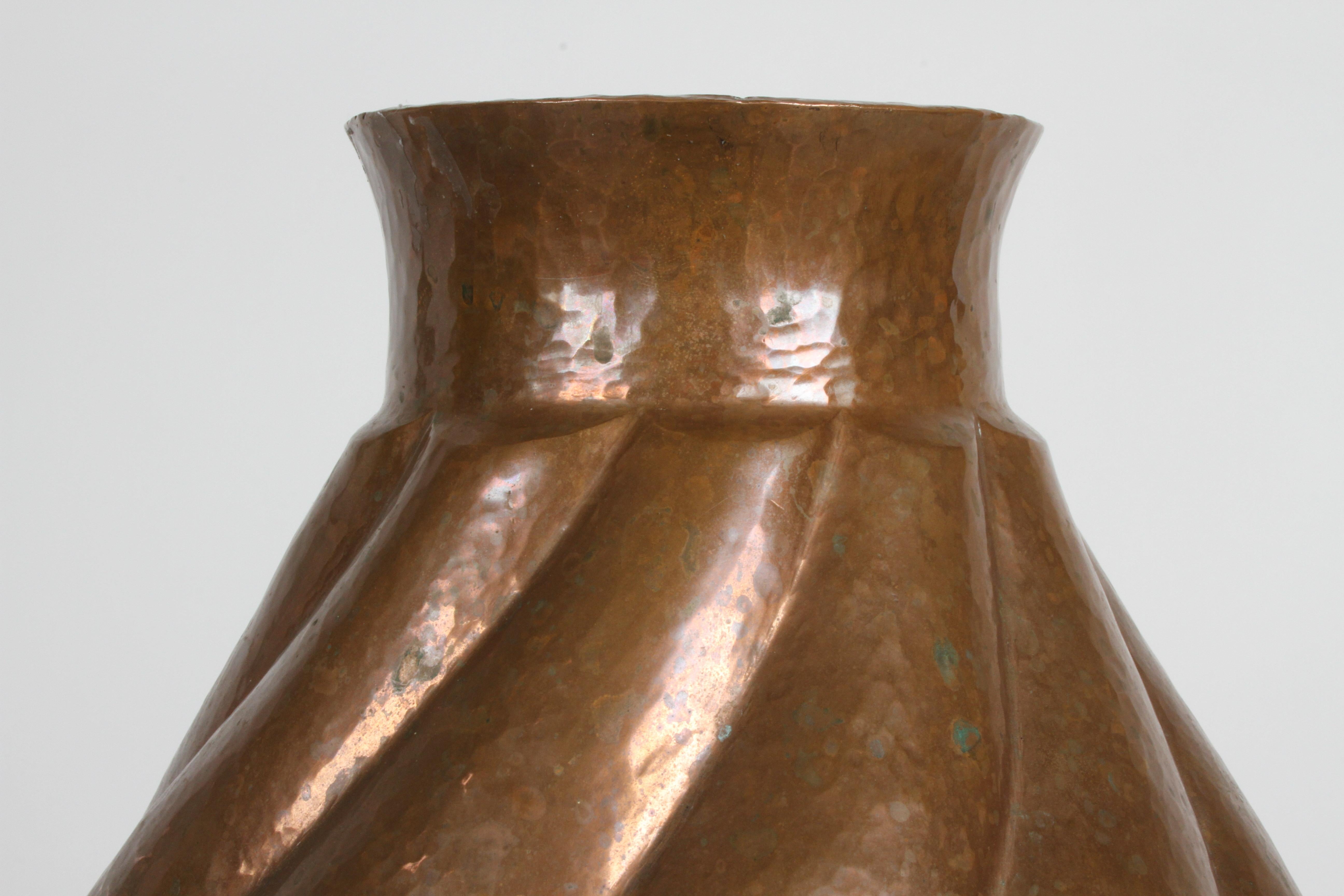 Mid-Century moderno Vaso scultoreo in rame di Santa Clara del Cobre, fatto a mano e d'epoca in vendita