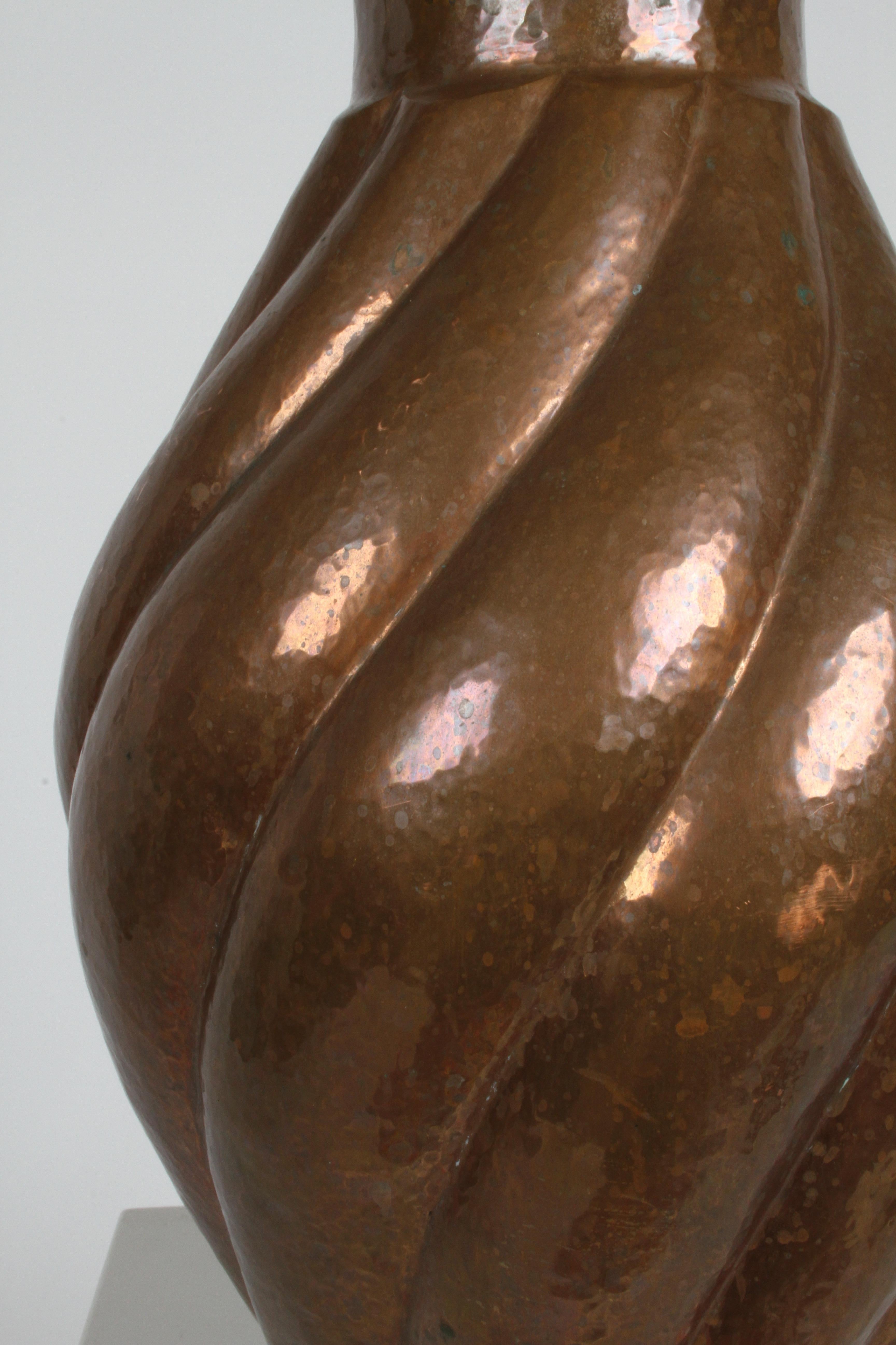 Messicano Vaso scultoreo in rame di Santa Clara del Cobre, fatto a mano e d'epoca in vendita