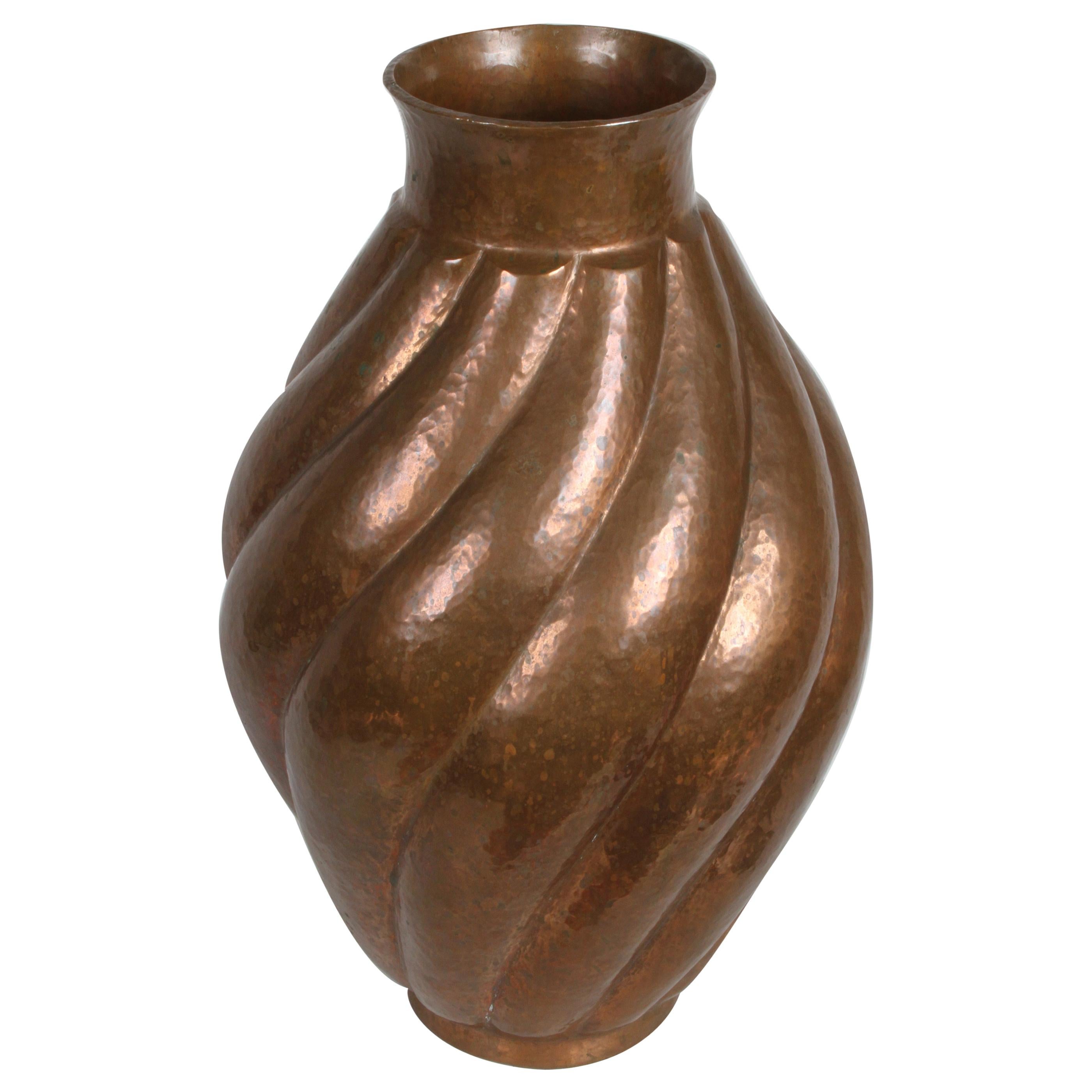 Vase ou récipient sculptural en cuivre vintage forgé à la main Santa Clara del Cobre