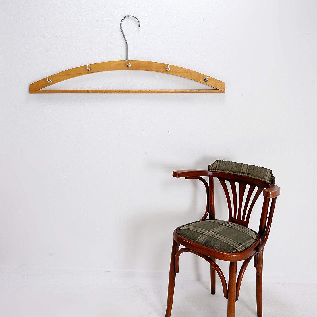 Perchero de madera con percha vintage en Bueno estado para la venta en Linkebeek, BE