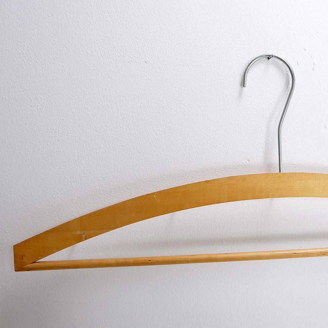 Perchero de madera con percha vintage en venta 1