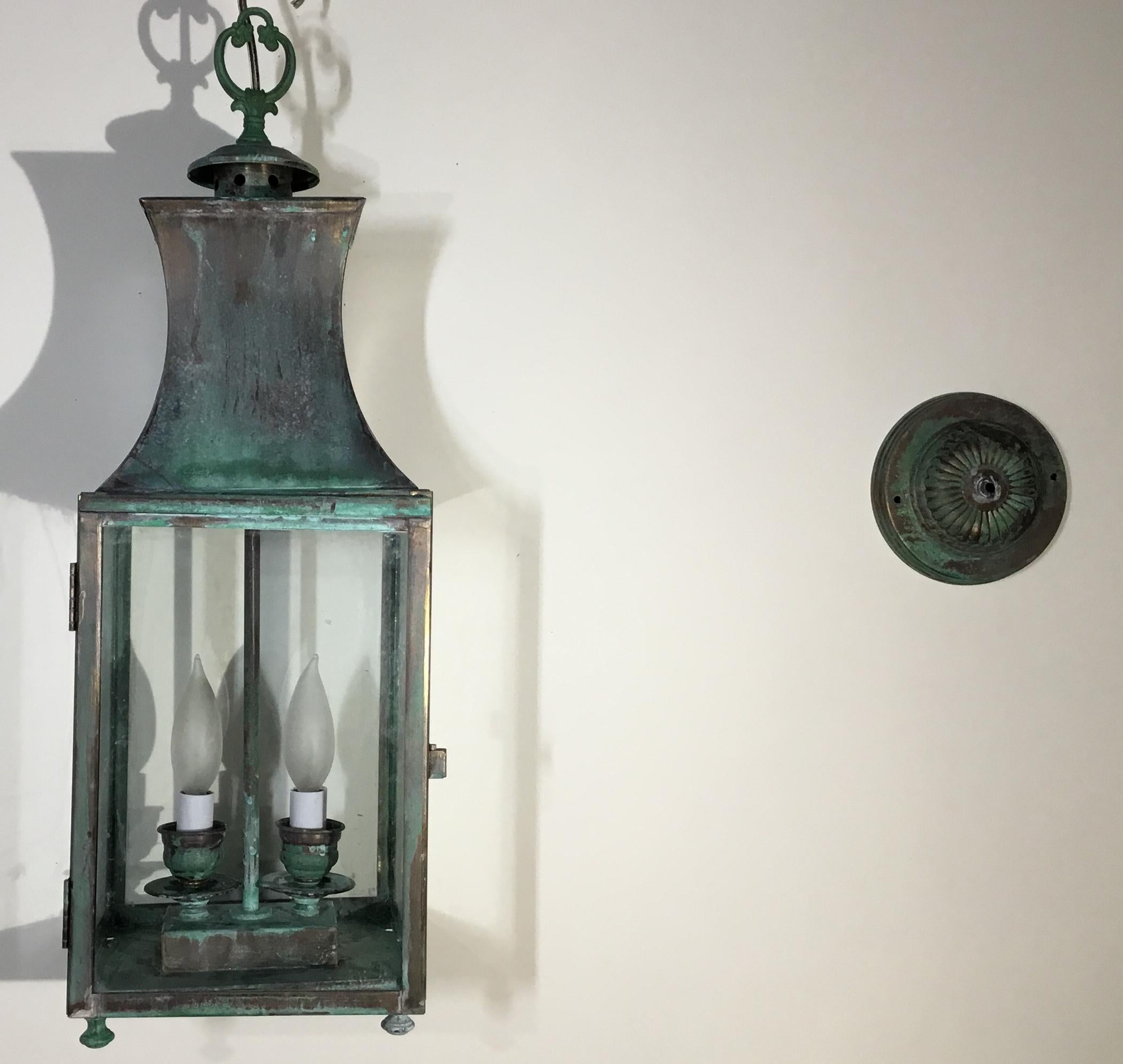Elegant hanging lantern made of solid brass with two 60/watt lights suitable for wet locations ready to use four decorative foots at the bottom of the lantern, oxidized patina, brass canopy and chain included.
3 more unit available upon request.