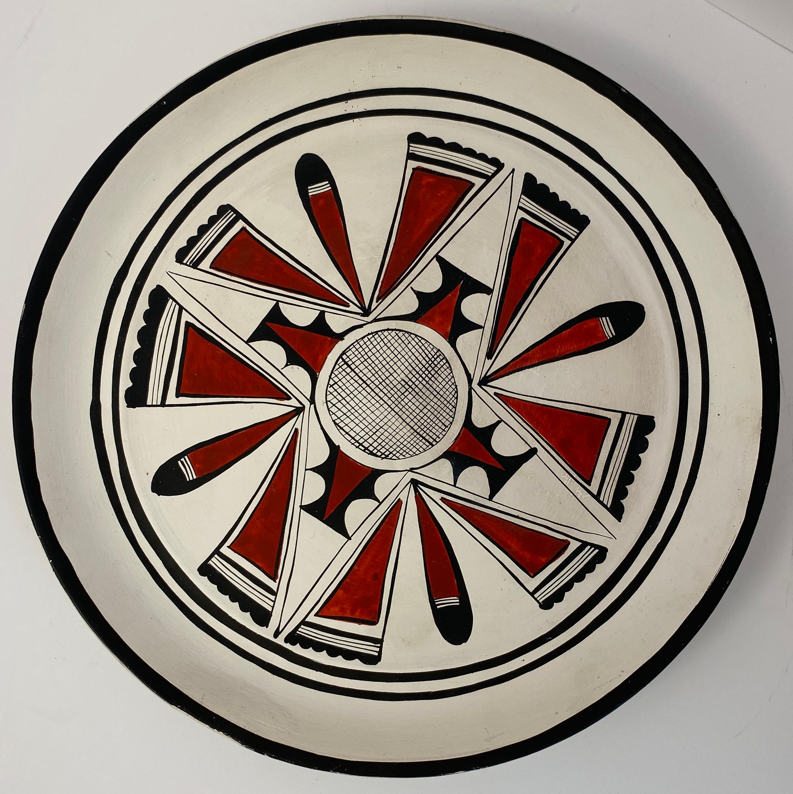 Hängender Keramik-Kunst-Töpferteller im Hopi-Stil, dekorative Wandschüssel (20. Jahrhundert) im Angebot