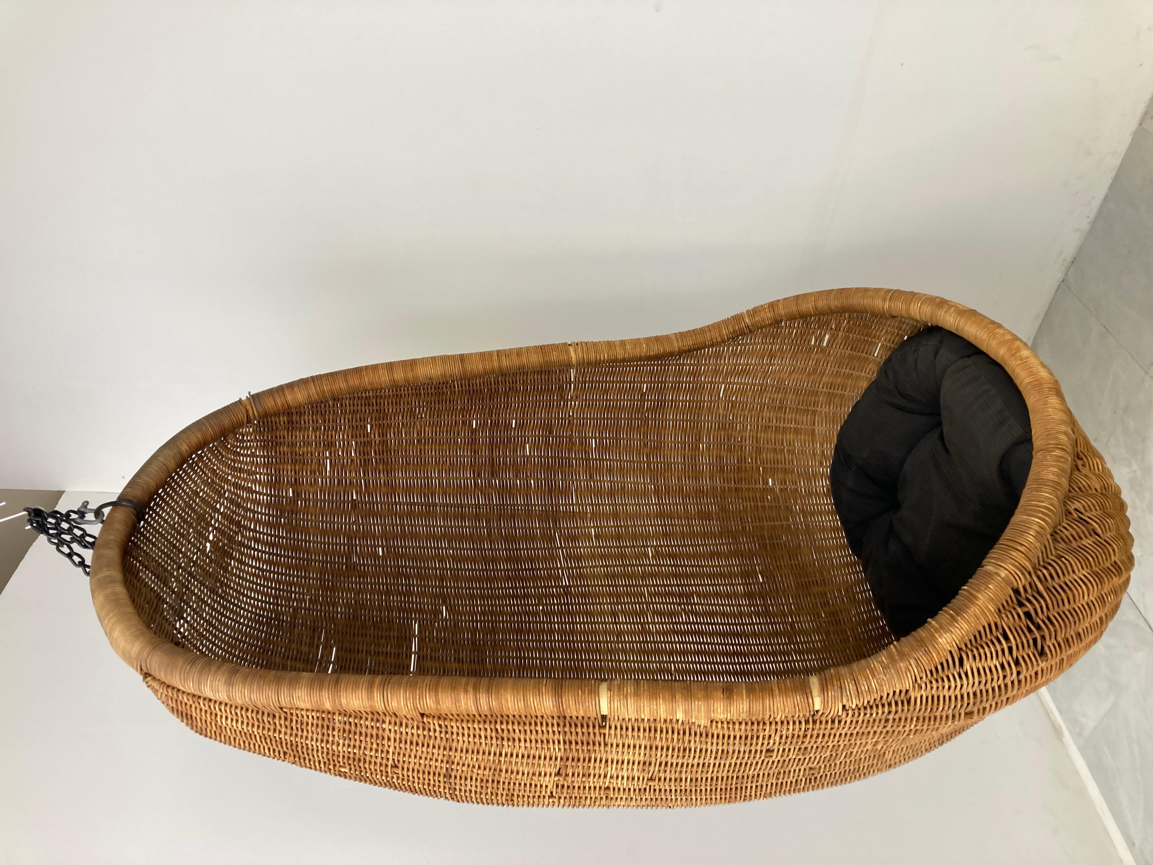 Chaise ovoïde suspendue en osier du milieu du siècle par Nanna Ditzel.

Magnifique et très originale chaise longue au design intemporel.

Il est suspendu au plafond par une chaîne. Nous pouvons ajuster la chaîne à la hauteur que vous