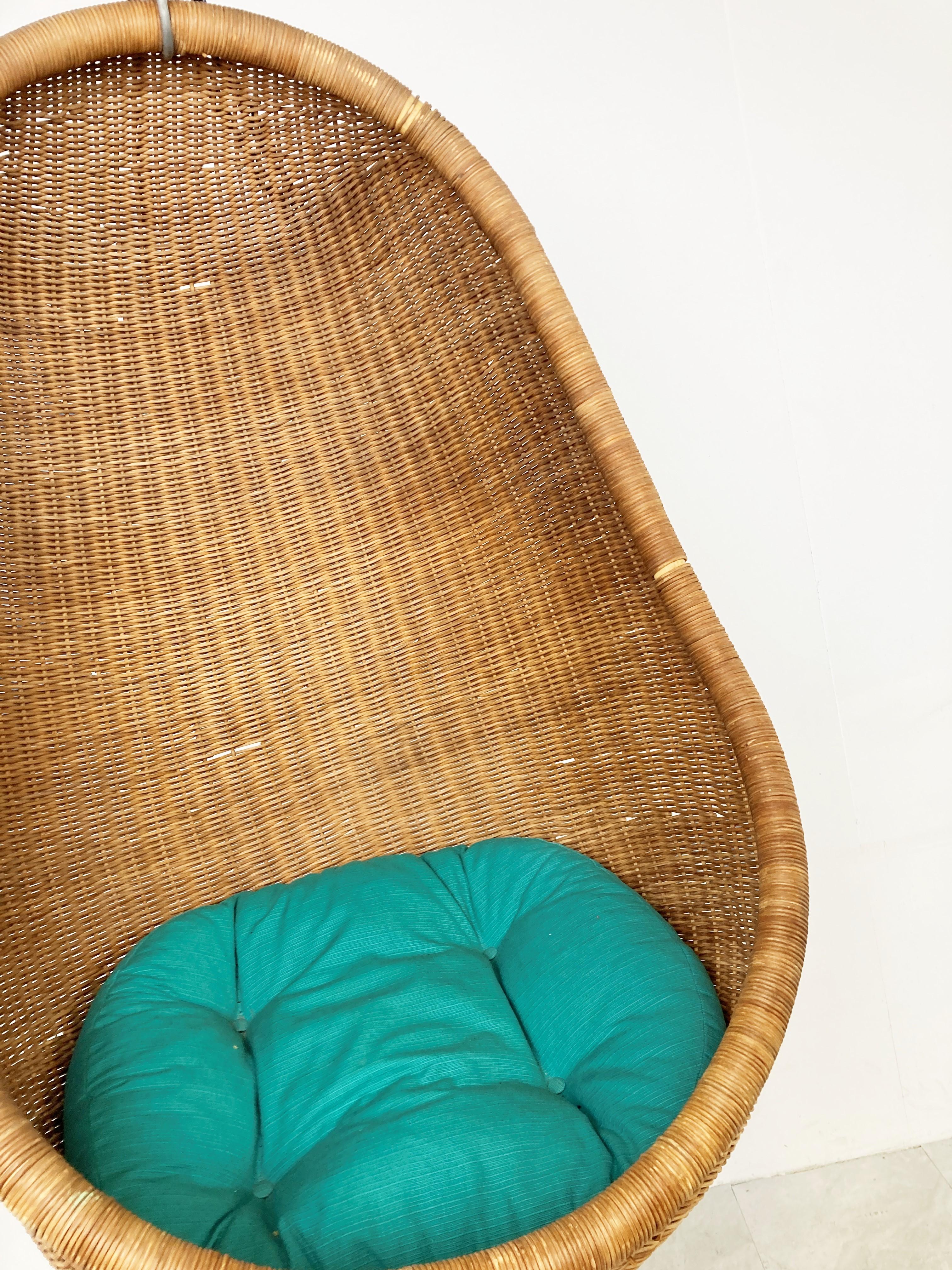 Chaise ovoïde suspendue en osier du milieu du siècle par Nanna Ditzel.

Magnifique et très originale chaise longue au design intemporel.

Il est suspendu au plafond par une chaîne. Nous pouvons ajuster la chaîne à la hauteur que vous