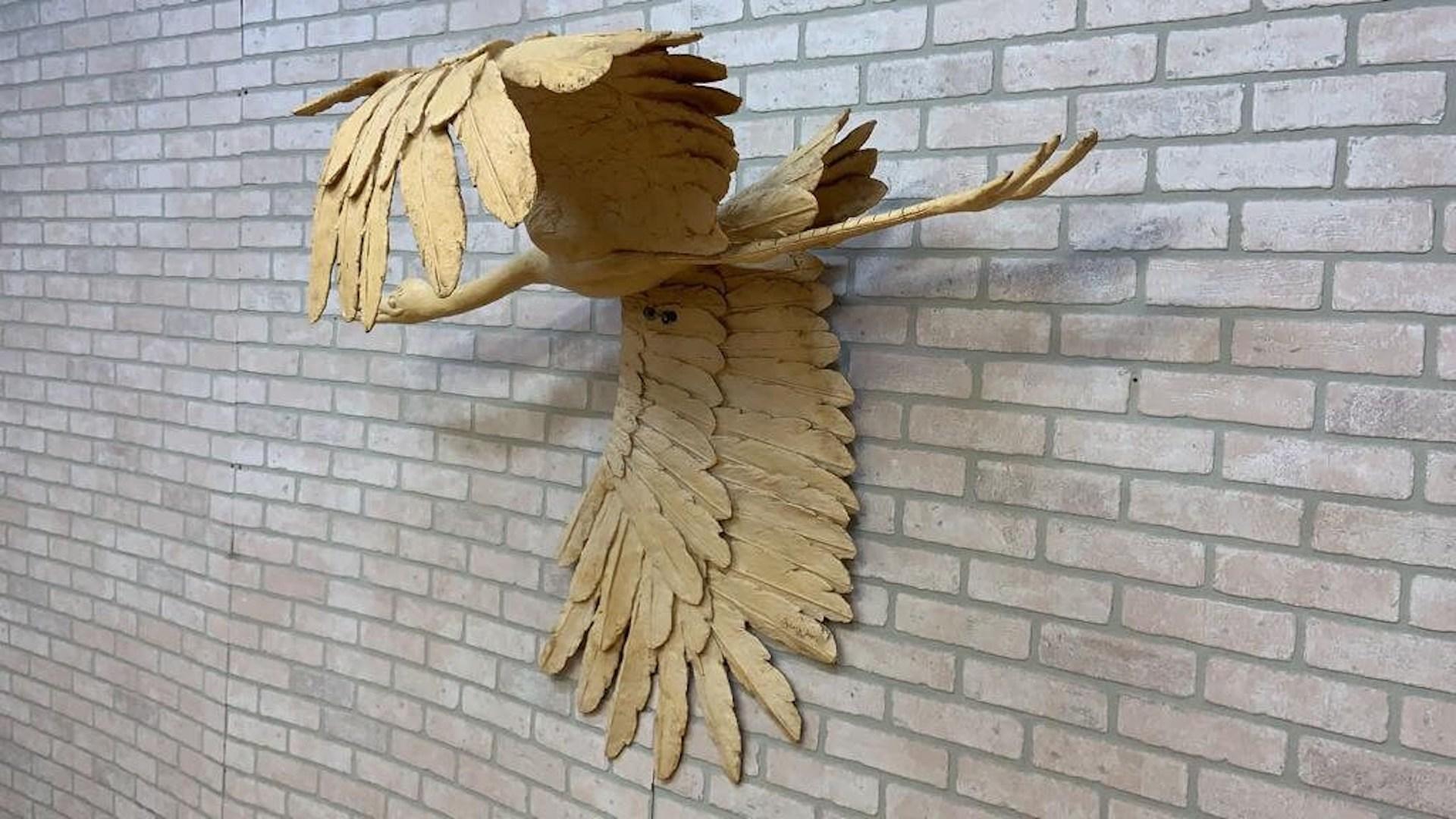 Scultura vintage di cigno volante appeso firmata da Sylvia Weis

Questa scultura vintage di cigno volante appeso, firmata da Sylvia Weis, è un'opera d'arte straordinaria che aggiungerà eleganza e fascino a qualsiasi spazio. Realizzata con una