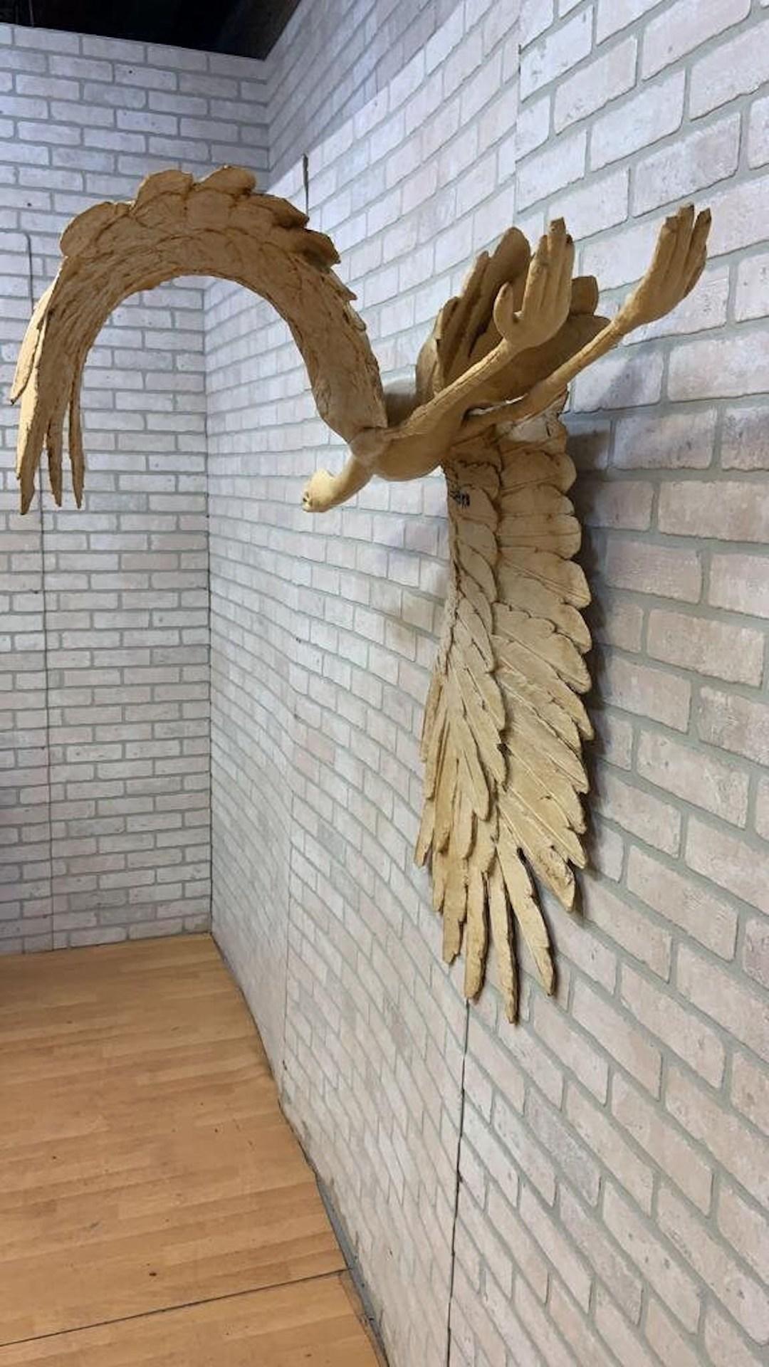 Rustico Scultura vintage di cigno volante appeso firmata da Sylvia Weis in vendita