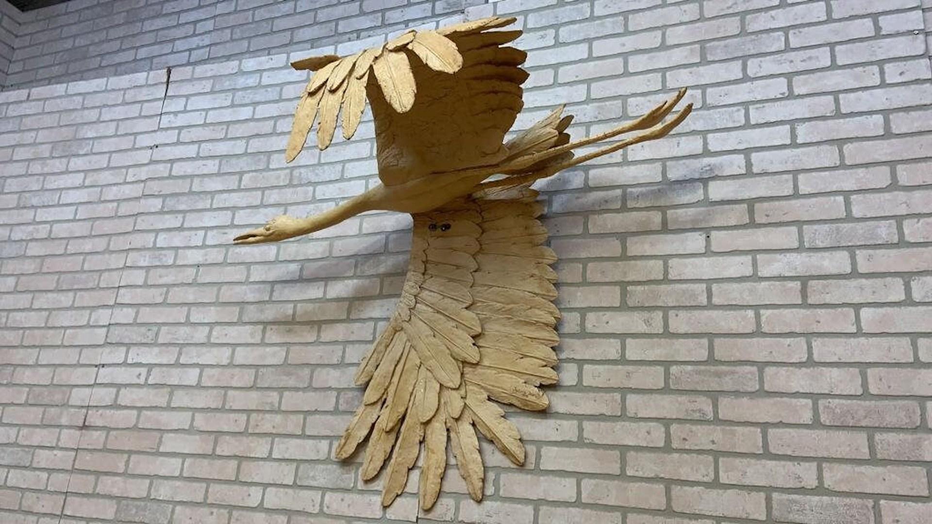 XX secolo Scultura vintage di cigno volante appeso firmata da Sylvia Weis in vendita