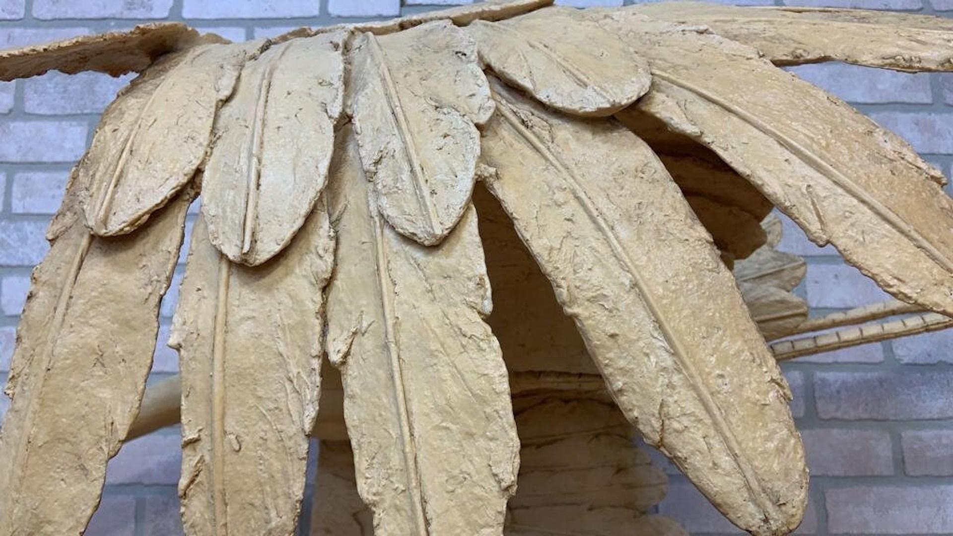 Legno Scultura vintage di cigno volante appeso firmata da Sylvia Weis in vendita