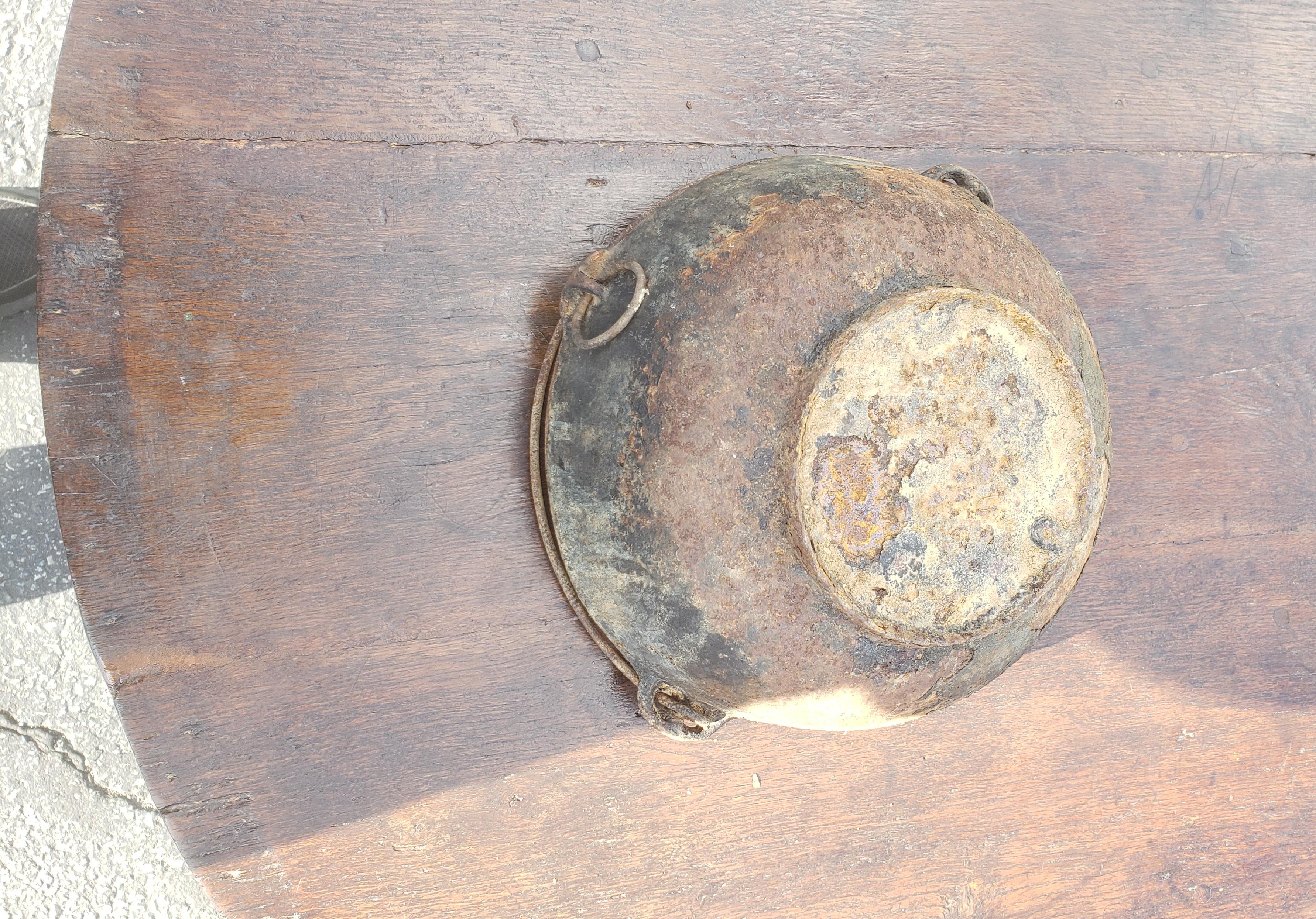 Vintage Hanging Kettles with Wonderful Rustic Patina circa 1900s, a Pair For Sale 5