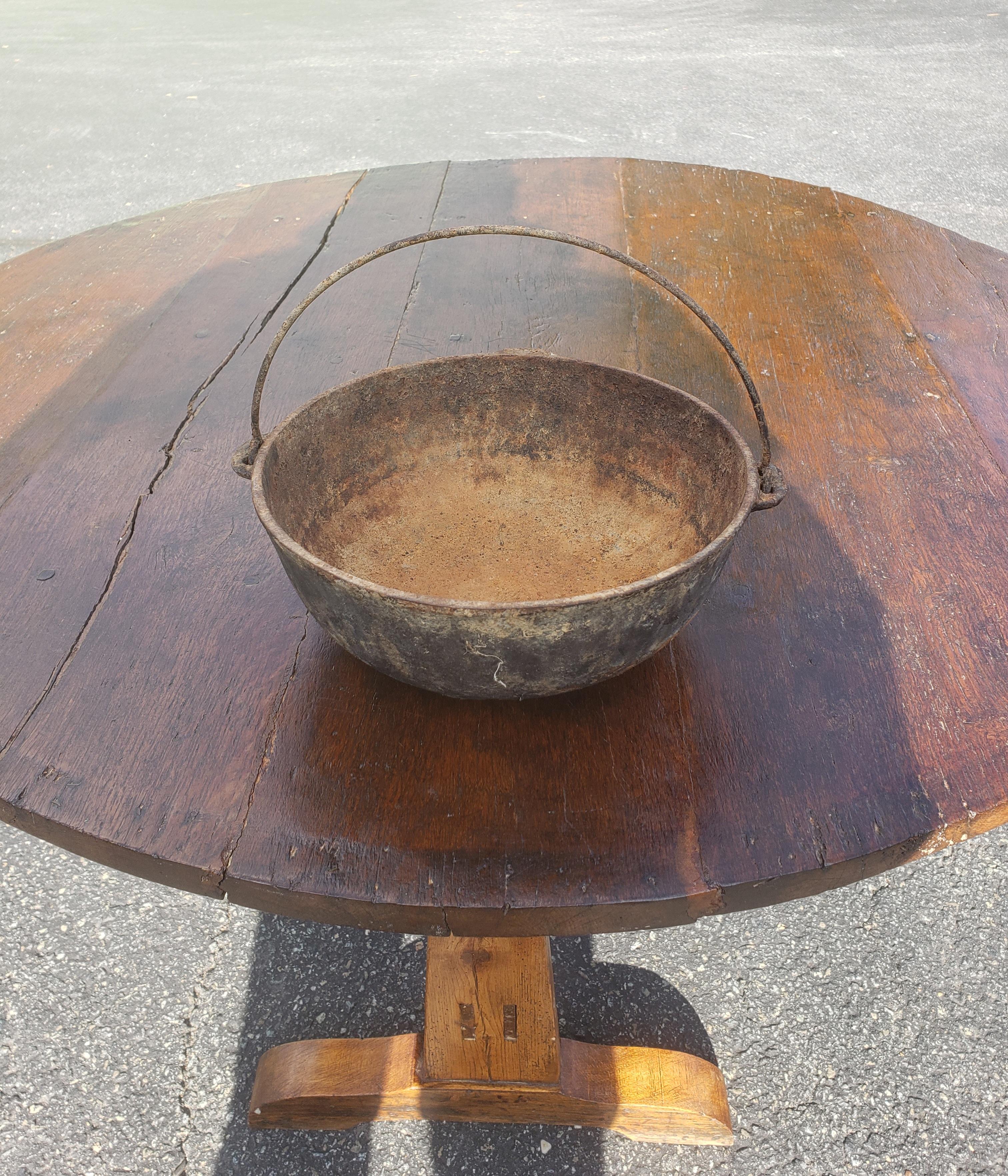 American Colonial Vintage Hanging Kettles with Wonderful Rustic Patina circa 1900s, a Pair For Sale