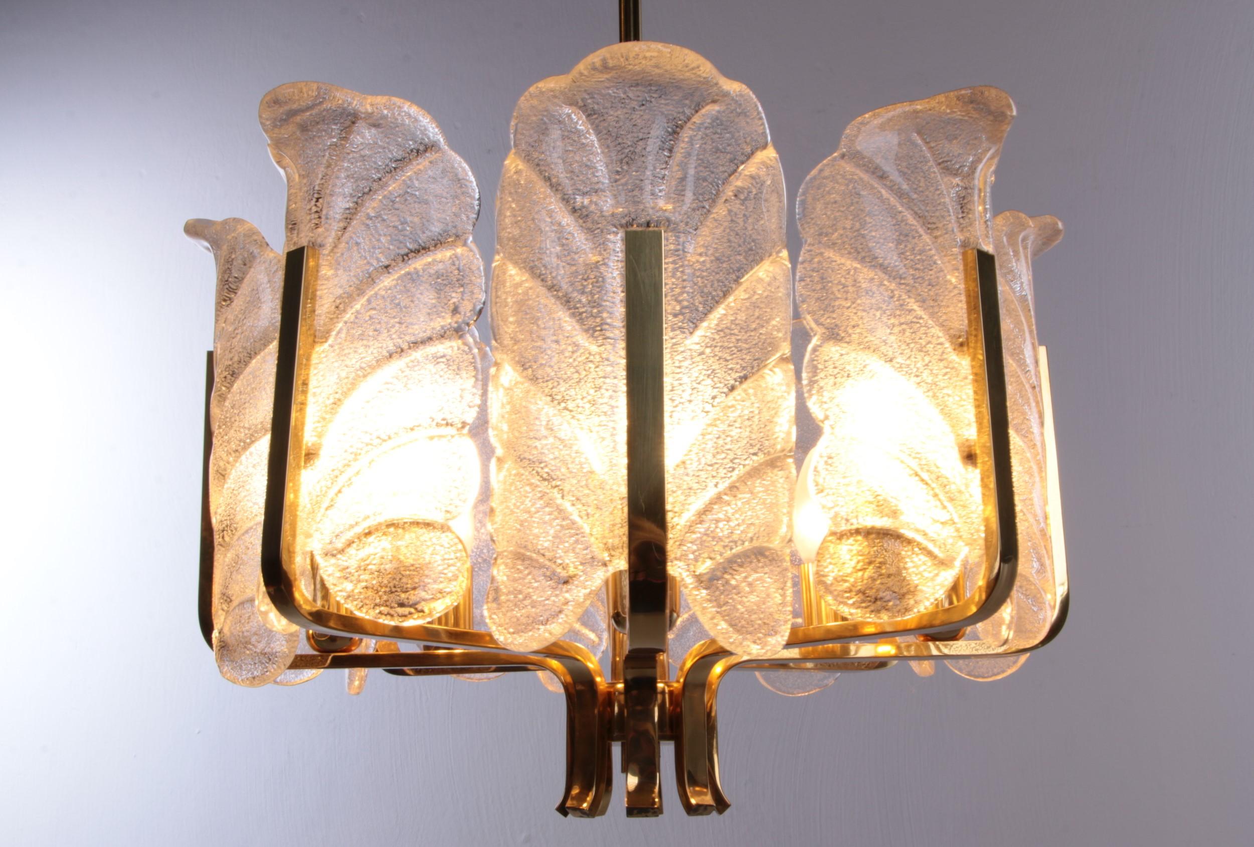 This Carl Fagerlund Acanthus Orrefors chandelier comes in many shapes and sizes. It was also made as a floor lamp.

This is a beautiful model with 8 glass leaves and beautiful gold-coloured details.

The lamp is named after the Acanthus plant with