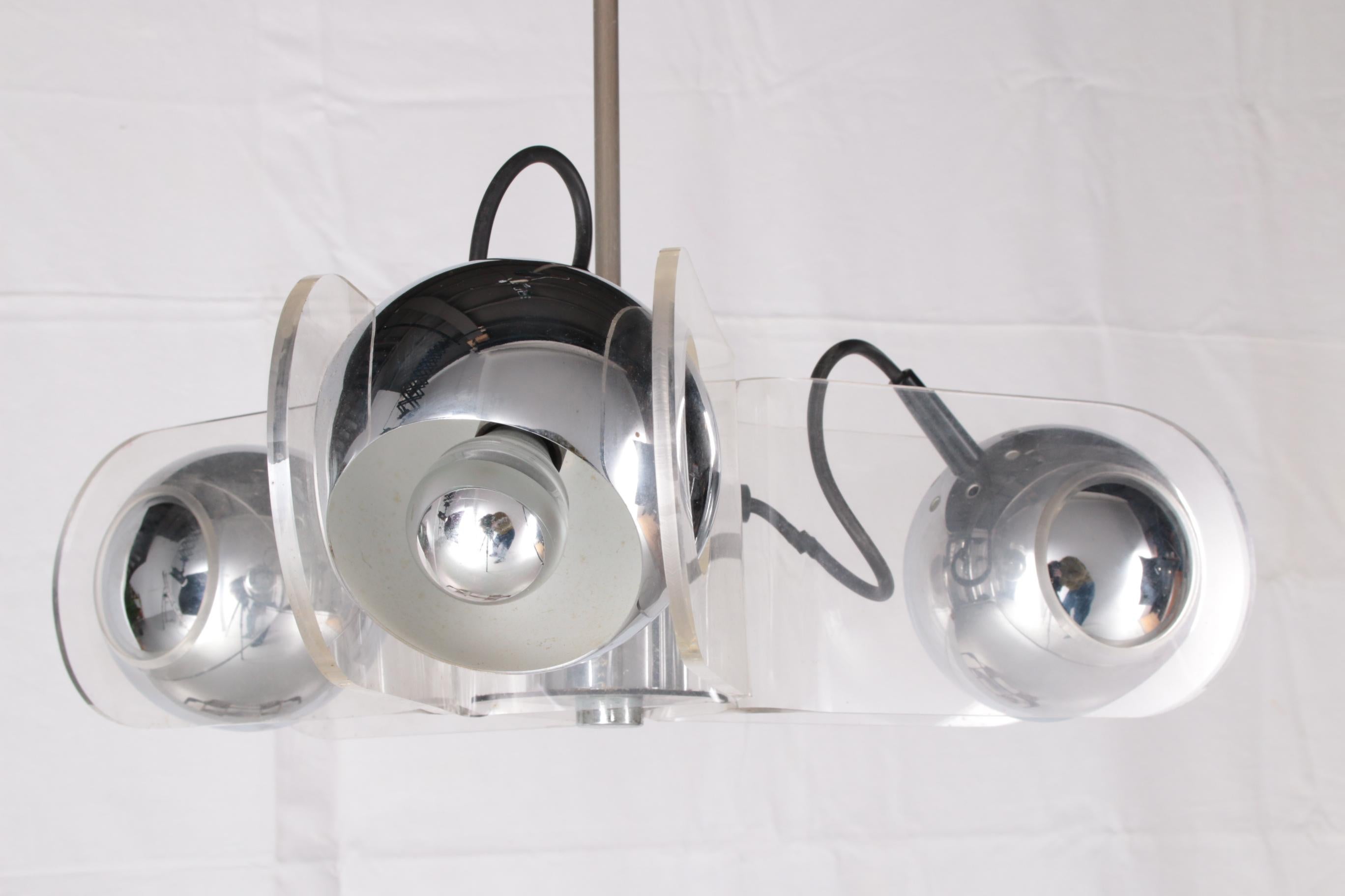 Vintage hanging lamp by Insta Elektro Germany, 1960s


This hanging lamp is from Insta Elektro Germany, made in the 1960s.

Nice example fits perfectly with the Spage Age style.

It features three chromed spheres on a plexiglass frame. The