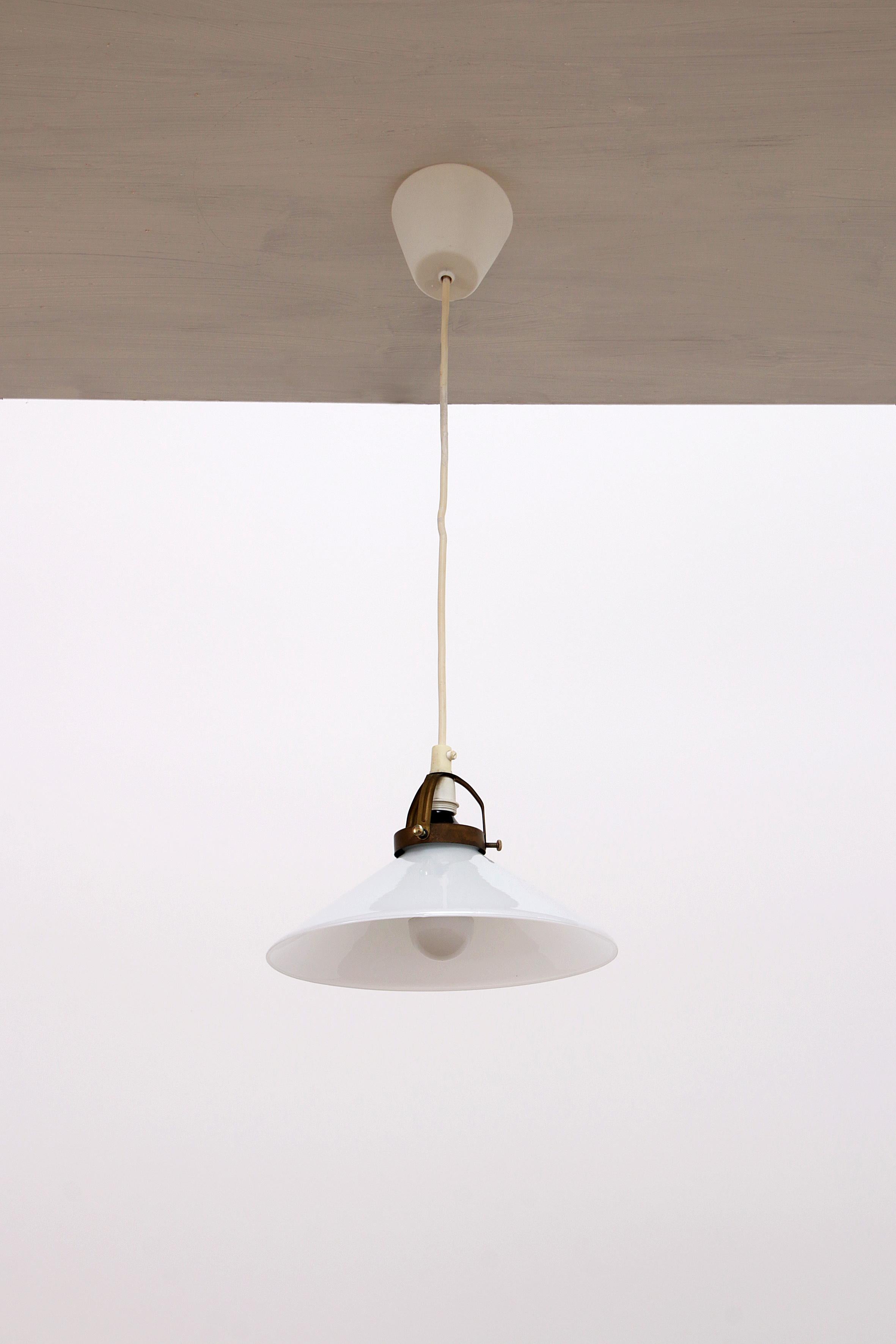 Lampe à suspension vintage de Soholm en verre blanc, 1970


Fabriquée dans les années 1970 par le célèbre fabricant danois Soholm, cette lampe est composée de verre blanc et de métal. La construction unique n'est pas seulement un élément de design,
