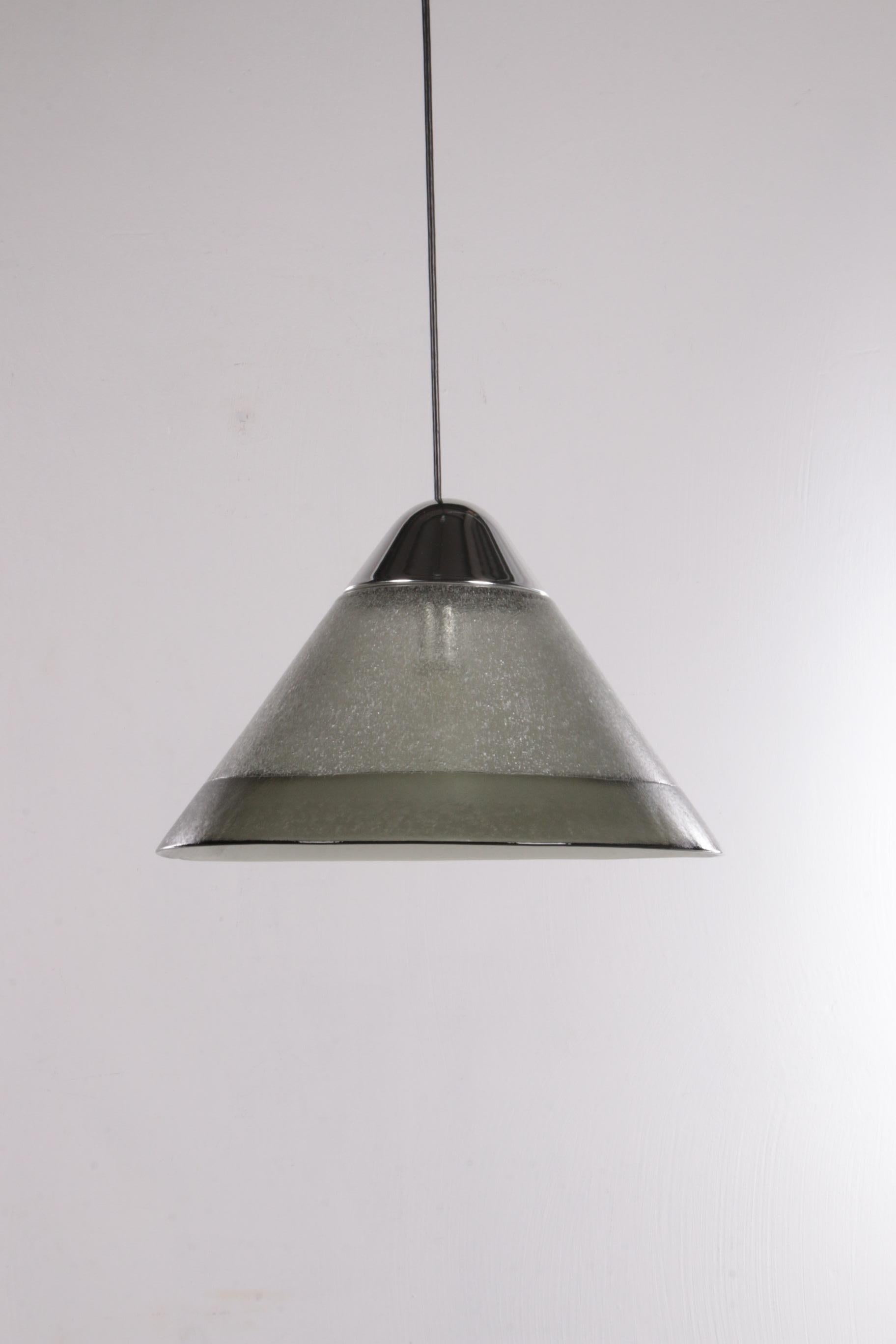 Lampada a sospensione vintage di Peil & Putzler degli anni '70


Questa è una bellissima lampada pesante di Peil & Putzler 1970 Germania.

Realizzato in vetro grigio chiaro con molte piccole bolle d'aria. La copertura superiore del vetro è