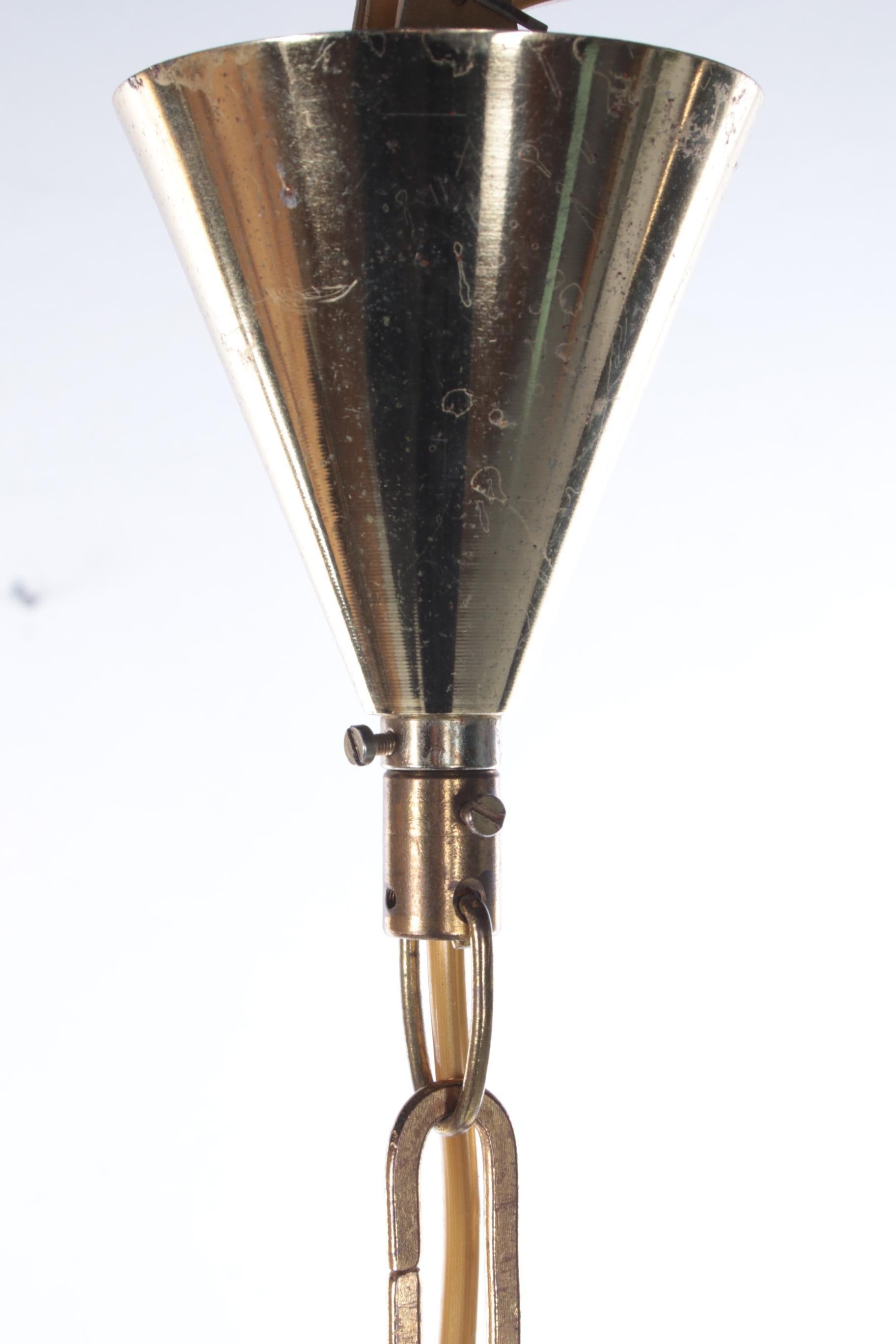 Hängelampenlampe im Hollywood-Regency-Stil mit weißer Mischglaskugel, Vintage im Angebot 3