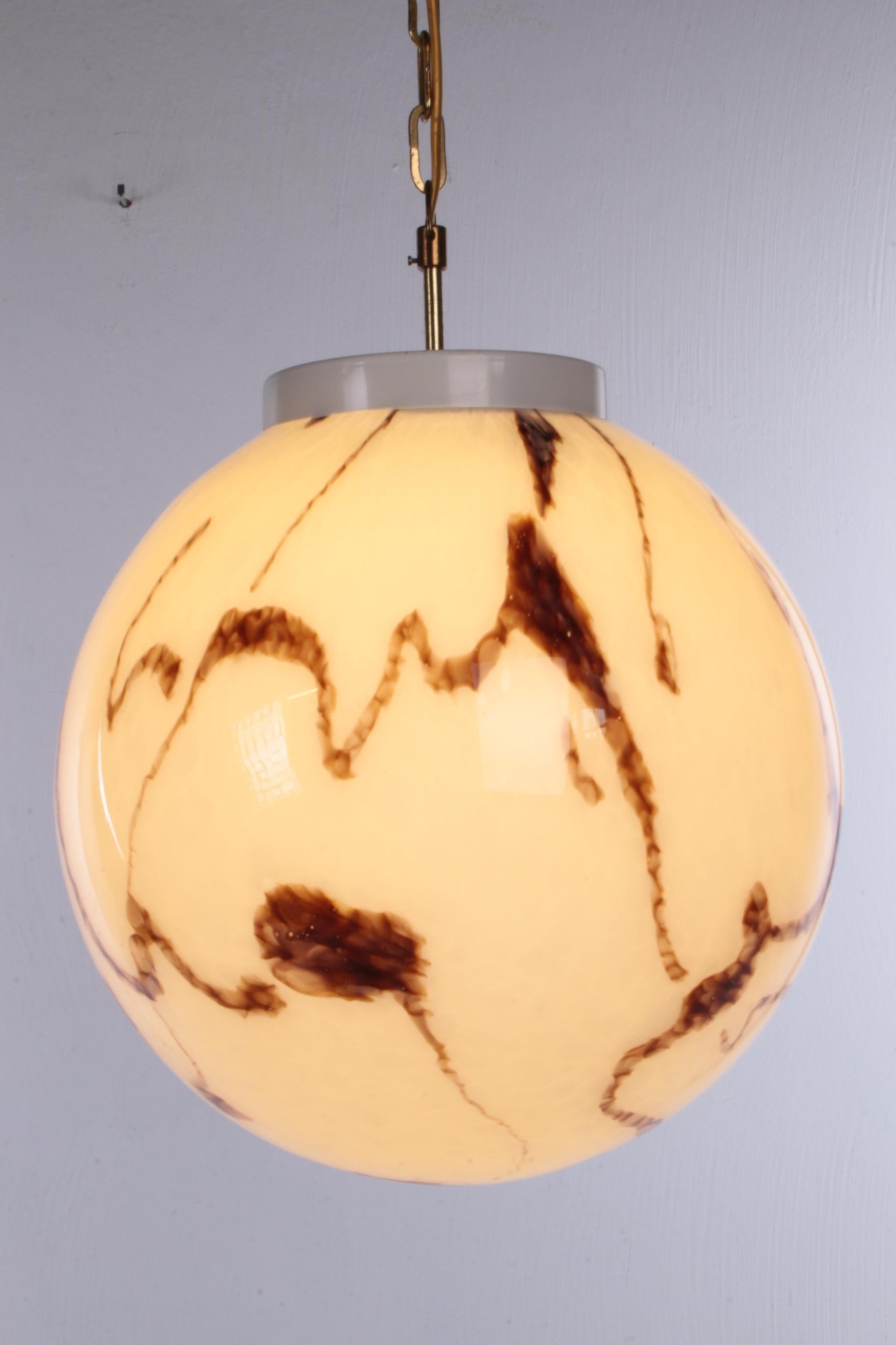 Hängelampenlampe im Hollywood-Regency-Stil mit weißer Mischglaskugel, Vintage (Deutsch) im Angebot