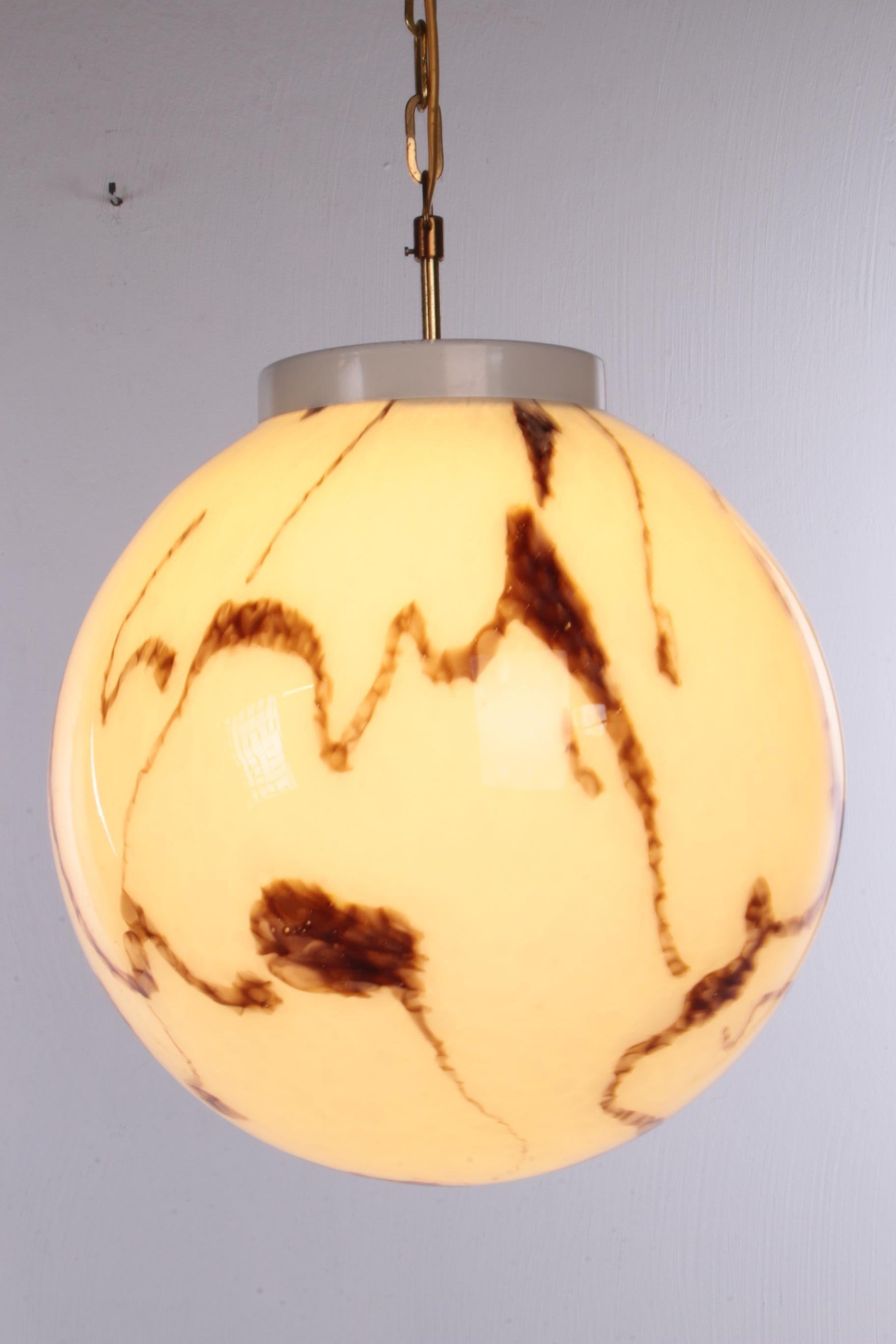 Hängelampenlampe im Hollywood-Regency-Stil mit weißer Mischglaskugel, Vintage im Zustand „Gut“ im Angebot in Oostrum-Venray, NL