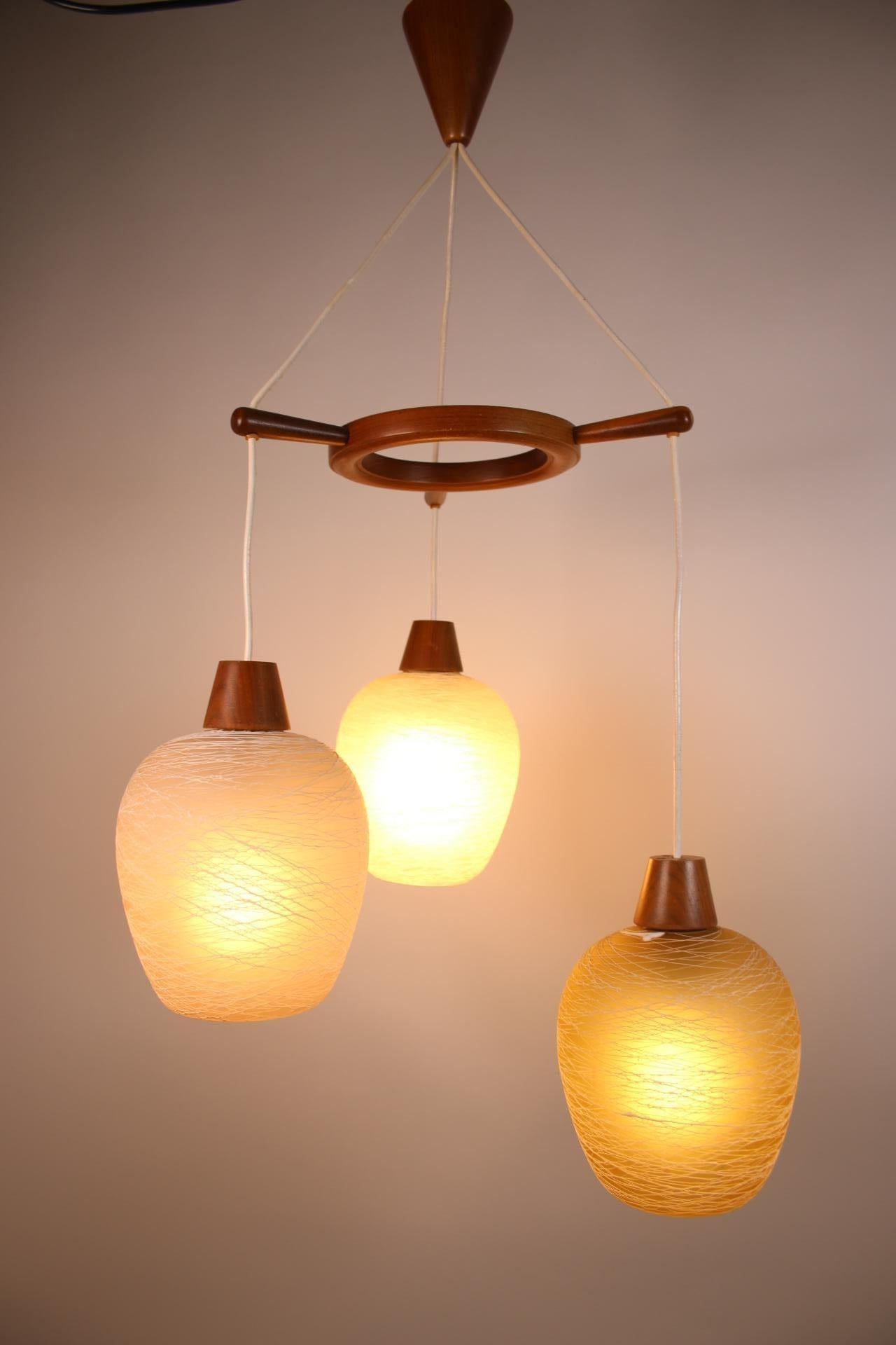 Vintage hanging lamp with 3 colored glass balls, 1960 Denmark


A beautiful, cool and special Scandinavian hanging lamp with Teak wood.

The glass shades have 3 different colors. They have the color white, orange/brown and pink. These are covered