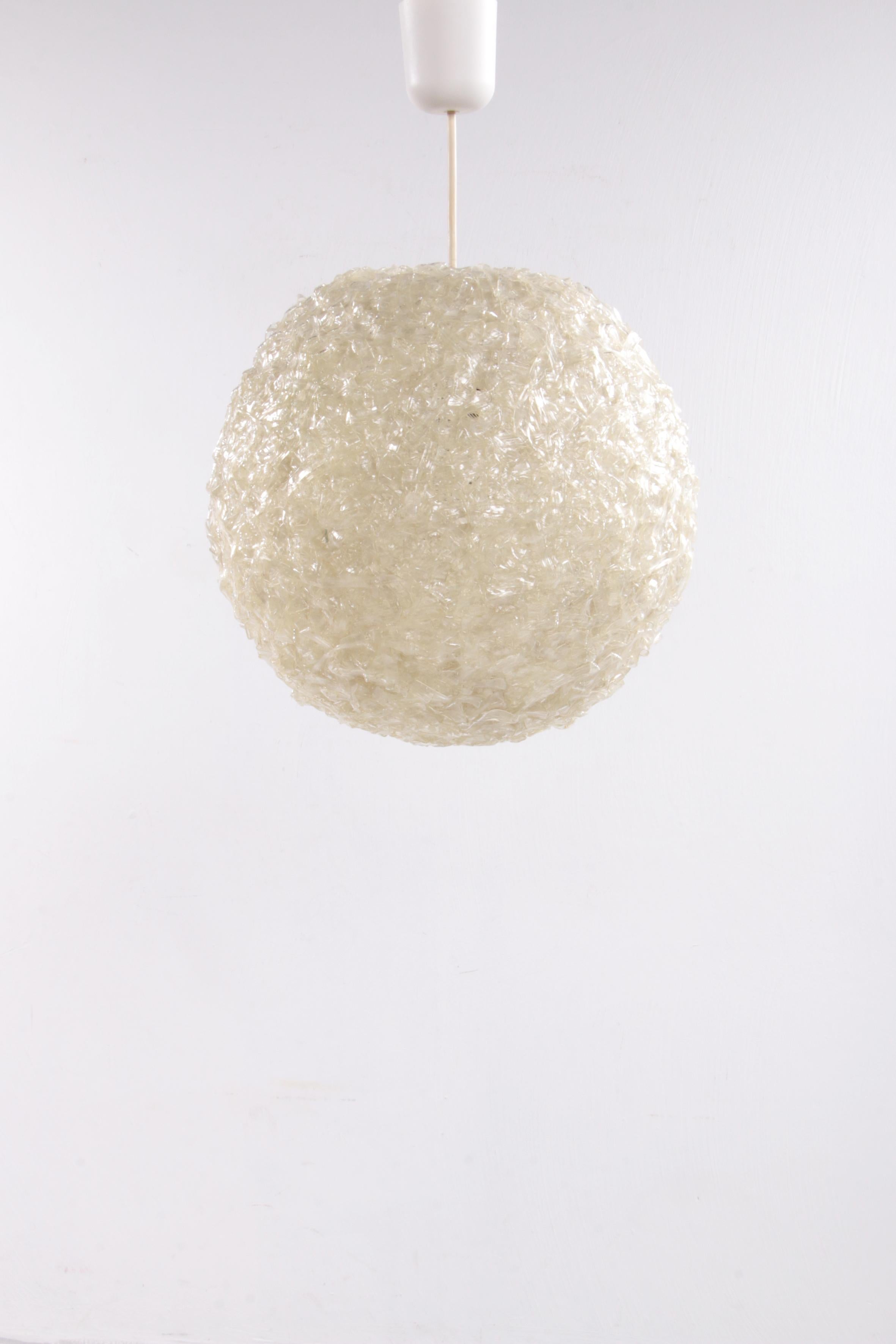 Vintage hanging lamp with beautiful coarse structure 1960 Germany.

Hanging lamp just the name is already beautiful and beautiful light.

Beautiful hanging lamp beautiful white of sprinkled coarse crystals on a Rotaflex (cellulose acetate)