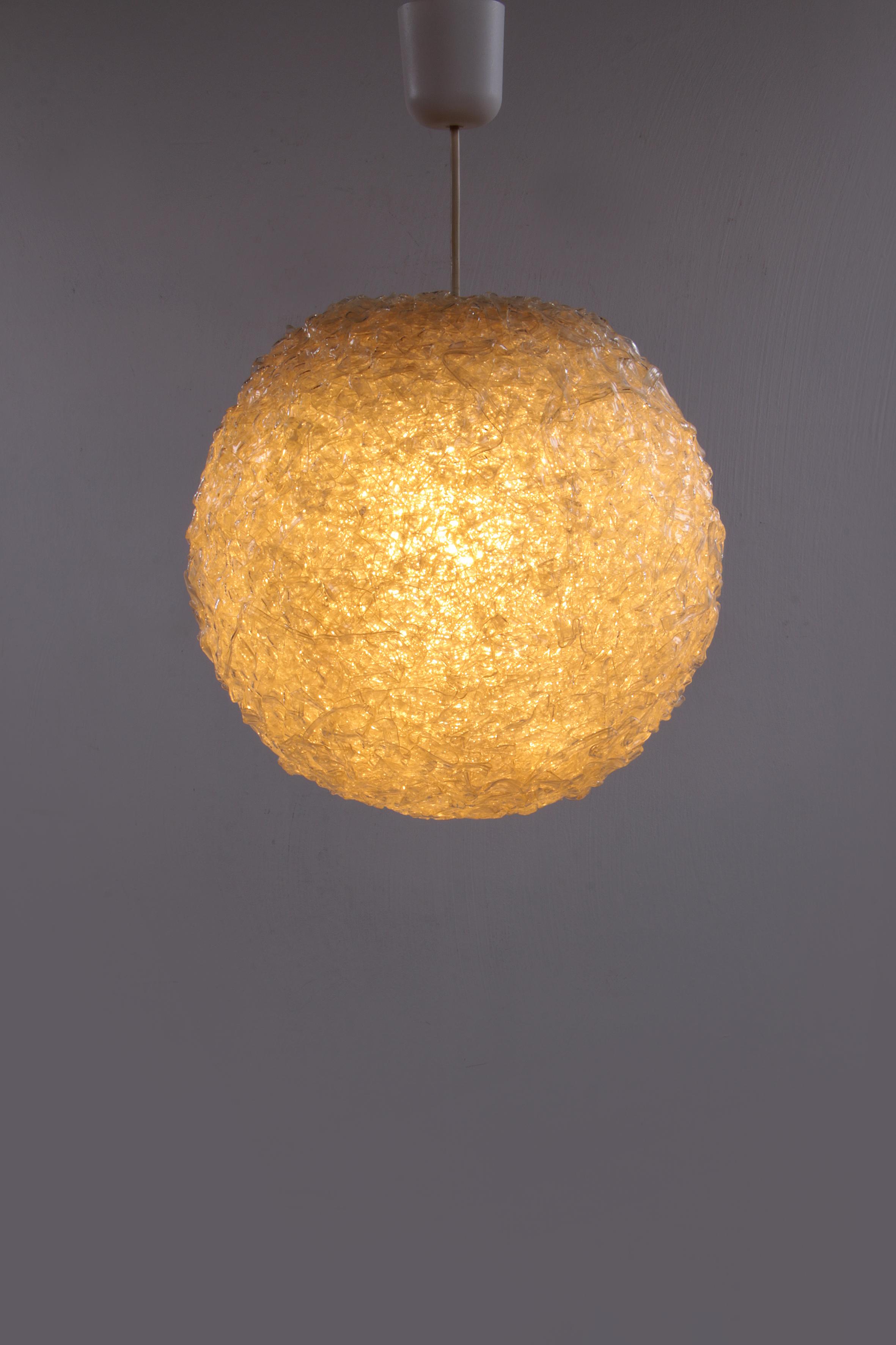 Mid-Century Modern Lampe suspendue vintage avec une belle structure grossière, Allemagne, 1960 en vente