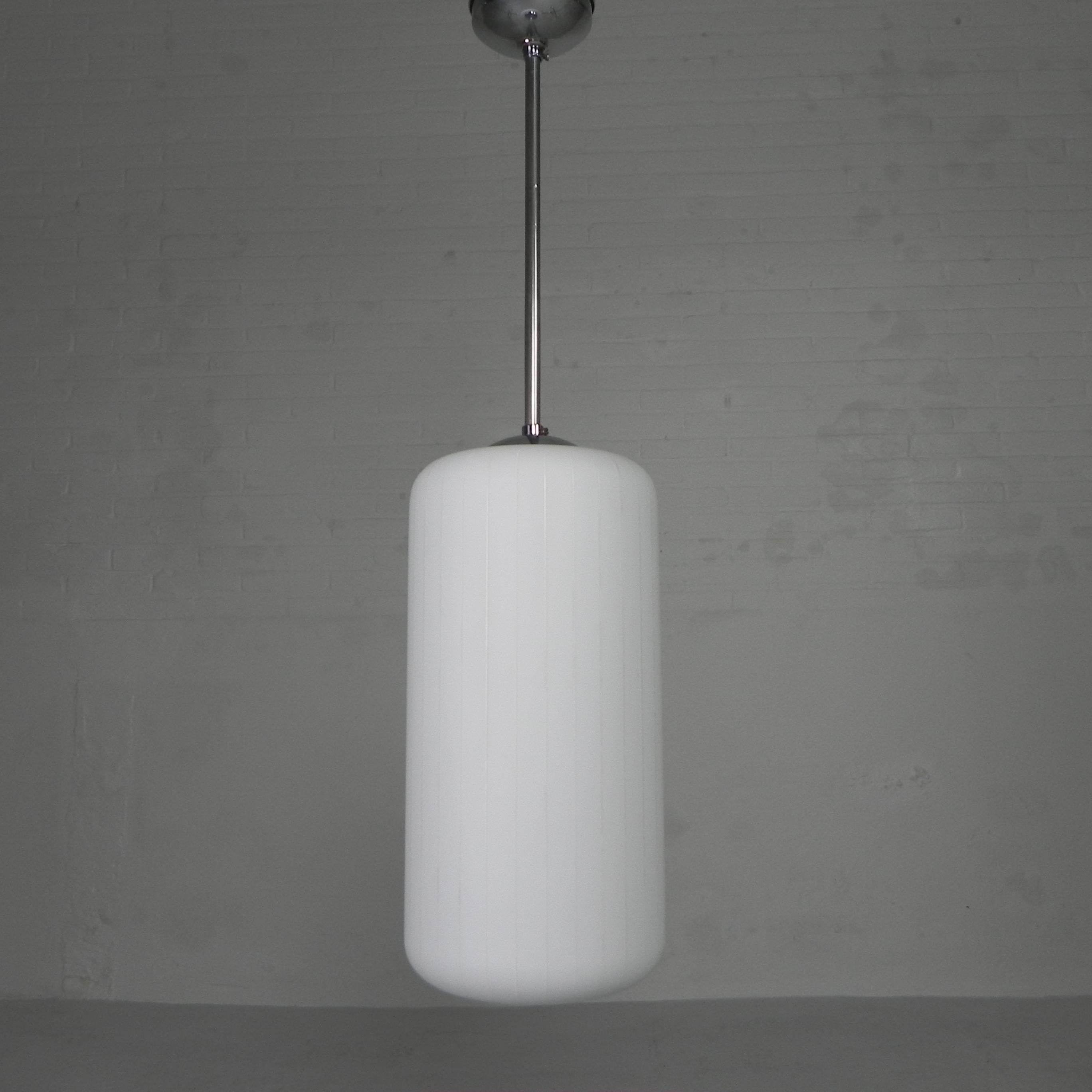 Mid-Century Modern Lampe suspendue vintage avec abat-jour cylindrique en verre blanc, années 1950 en vente