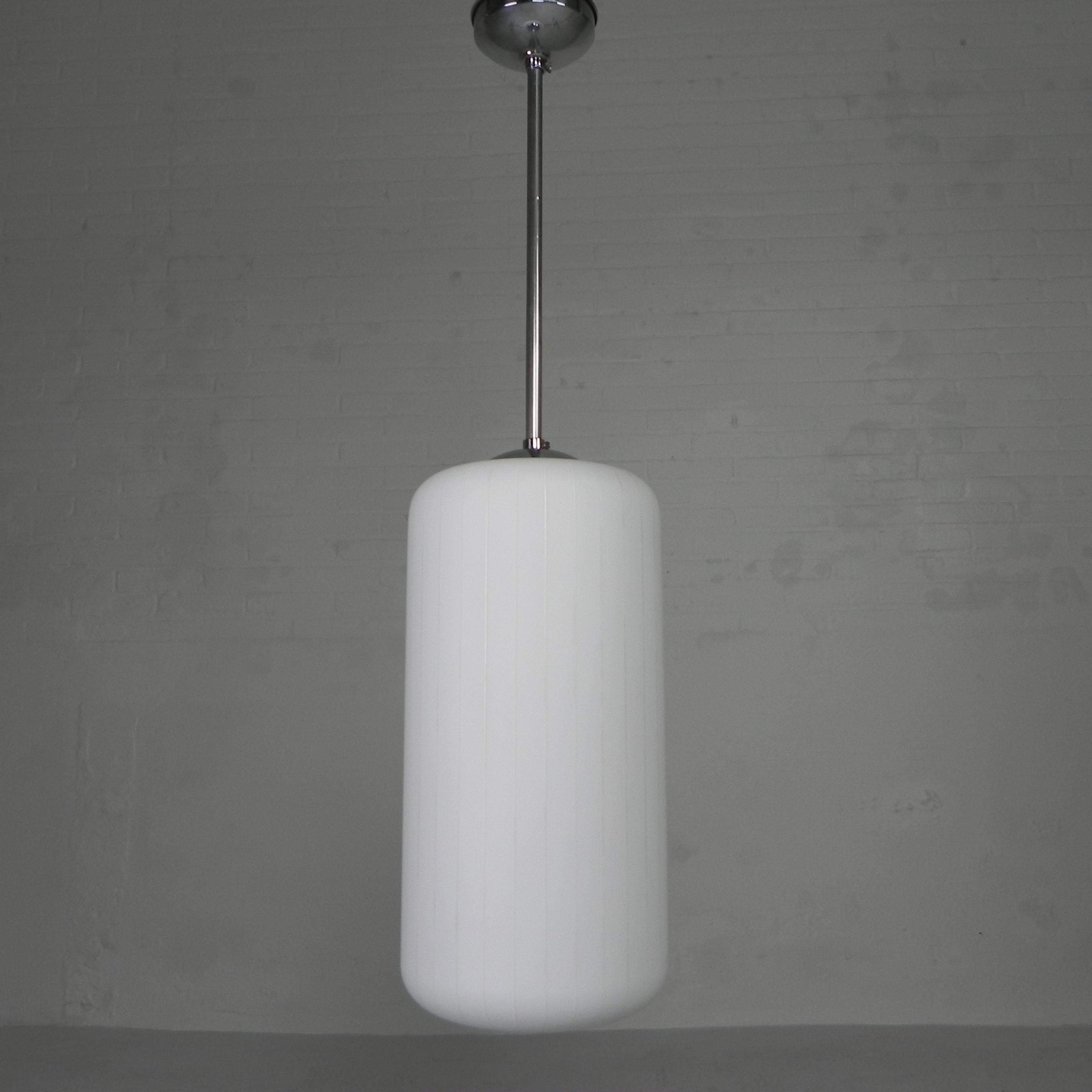 Néerlandais Lampe suspendue vintage avec abat-jour cylindrique en verre blanc, années 1950 en vente
