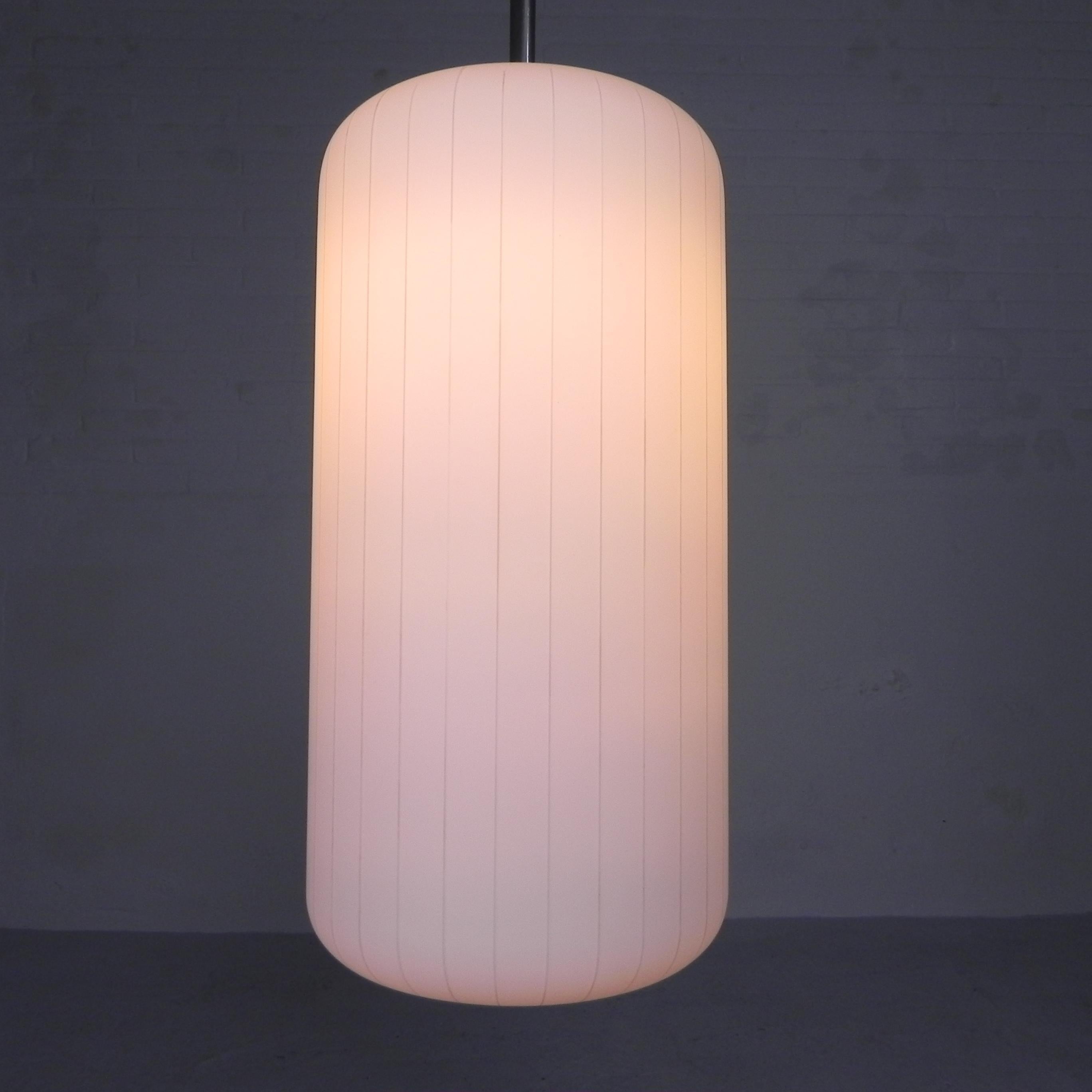 Milieu du XXe siècle Lampe suspendue vintage avec abat-jour cylindrique en verre blanc, années 1950 en vente