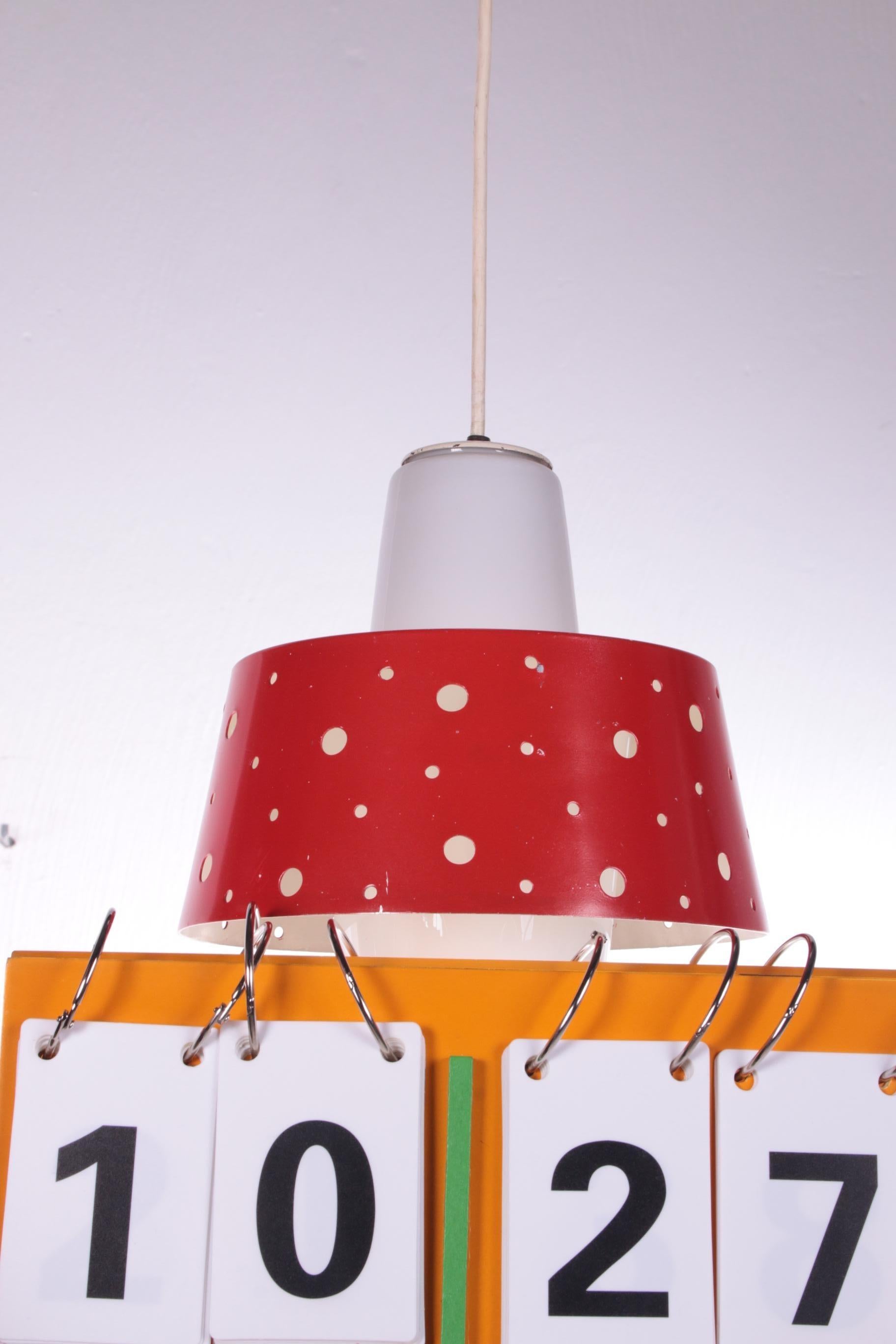 Mid-Century Modern Lampe suspendue vintage avec verre et métal des années 1950 en vente