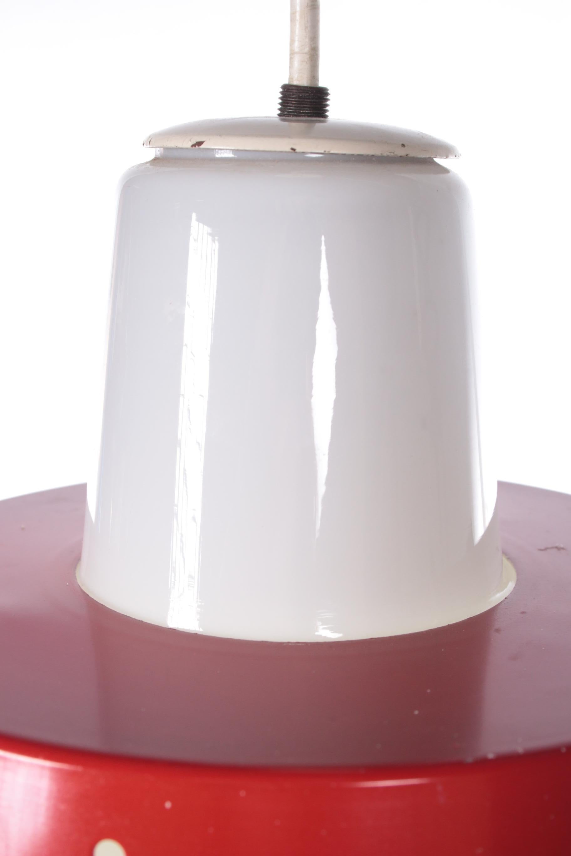 Métal Lampe suspendue vintage avec verre et métal des années 1950 en vente