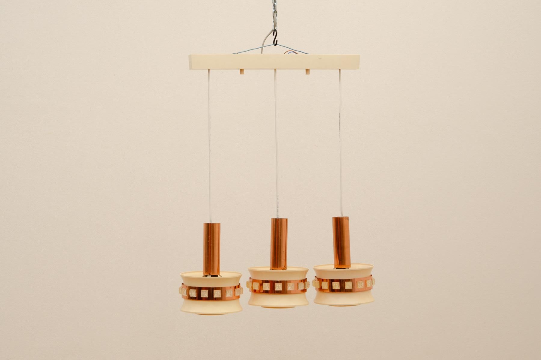 Suspension Vintage, trois abat-jour en verre taillé et laiton suspendus à 3 câbles électriques isolés avec une base rectangulaire. Nouveau câblage.
En très bon état Vintage.

 

Hauteur : 75 cm

largeur : 60 cm

Profondeur : 17 cm

 

Ampoules E27,
