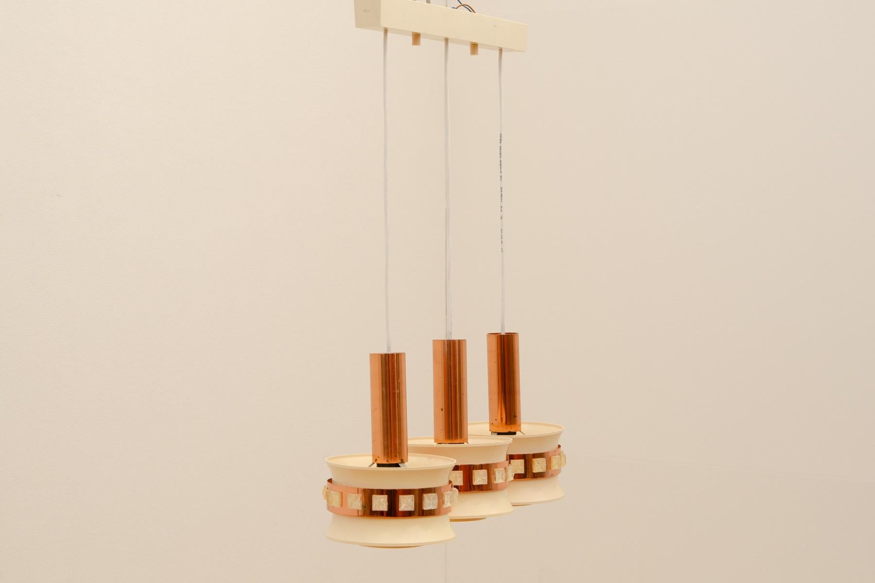 Suspension vintage avec trois abat-jour en verre taillé, Kamenický Šenov, années 1970 Bon état - En vente à Prague 8, CZ