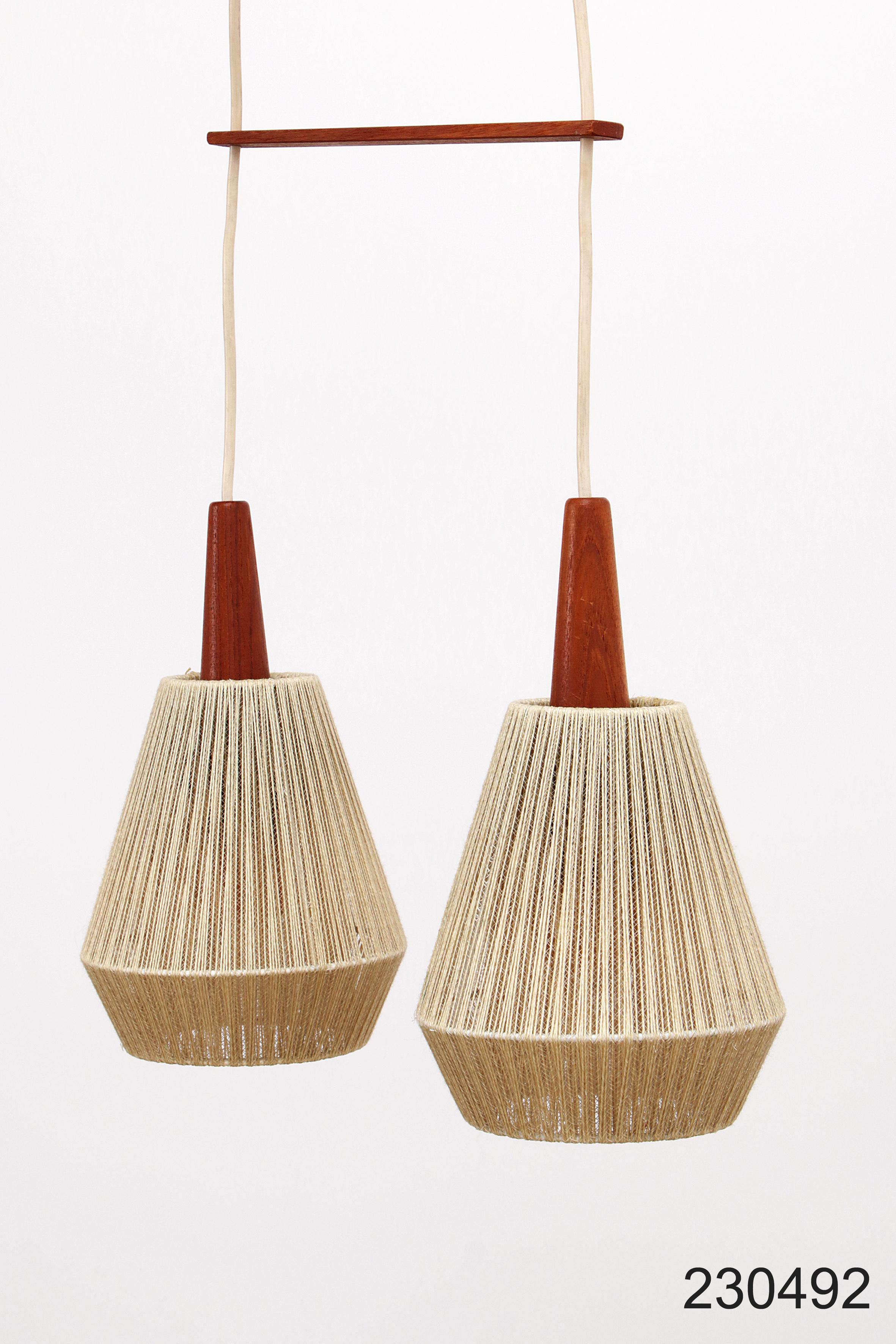 Lampada a sospensione vintage con due paralumi e teak, Svezia, anni '60 in vendita 8