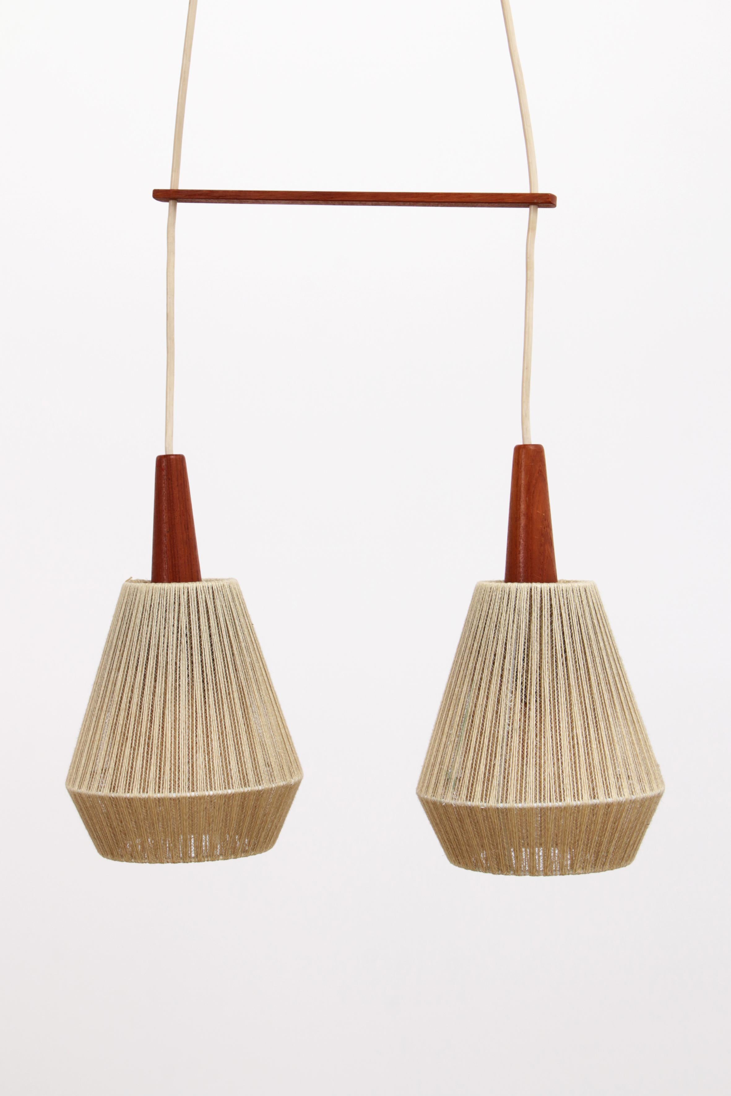 Scandinavo moderno Lampada a sospensione vintage con due paralumi e teak, Svezia, anni '60 in vendita