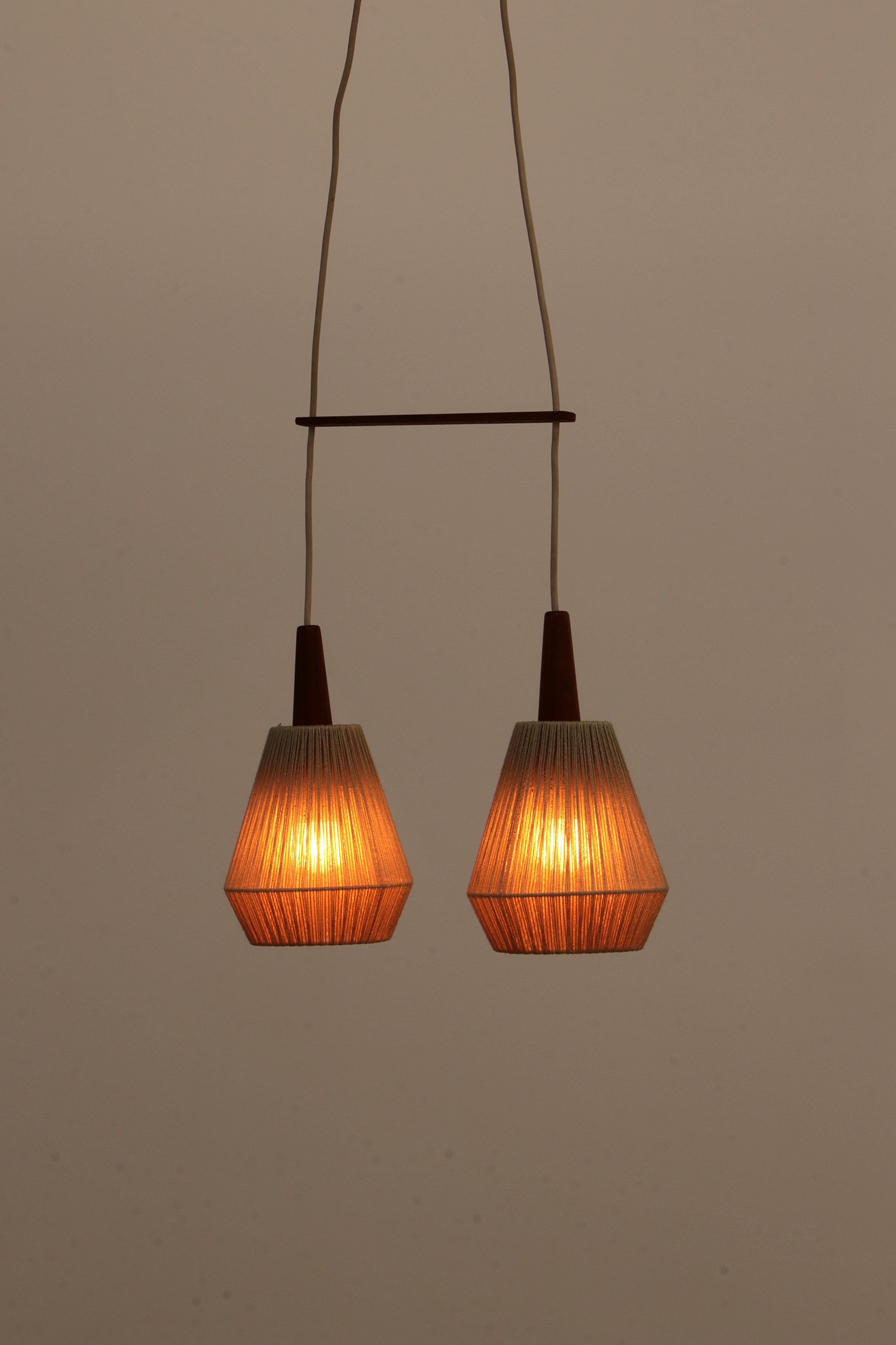 Lampada a sospensione vintage con due paralumi e teak, Svezia, anni '60 in vendita 1