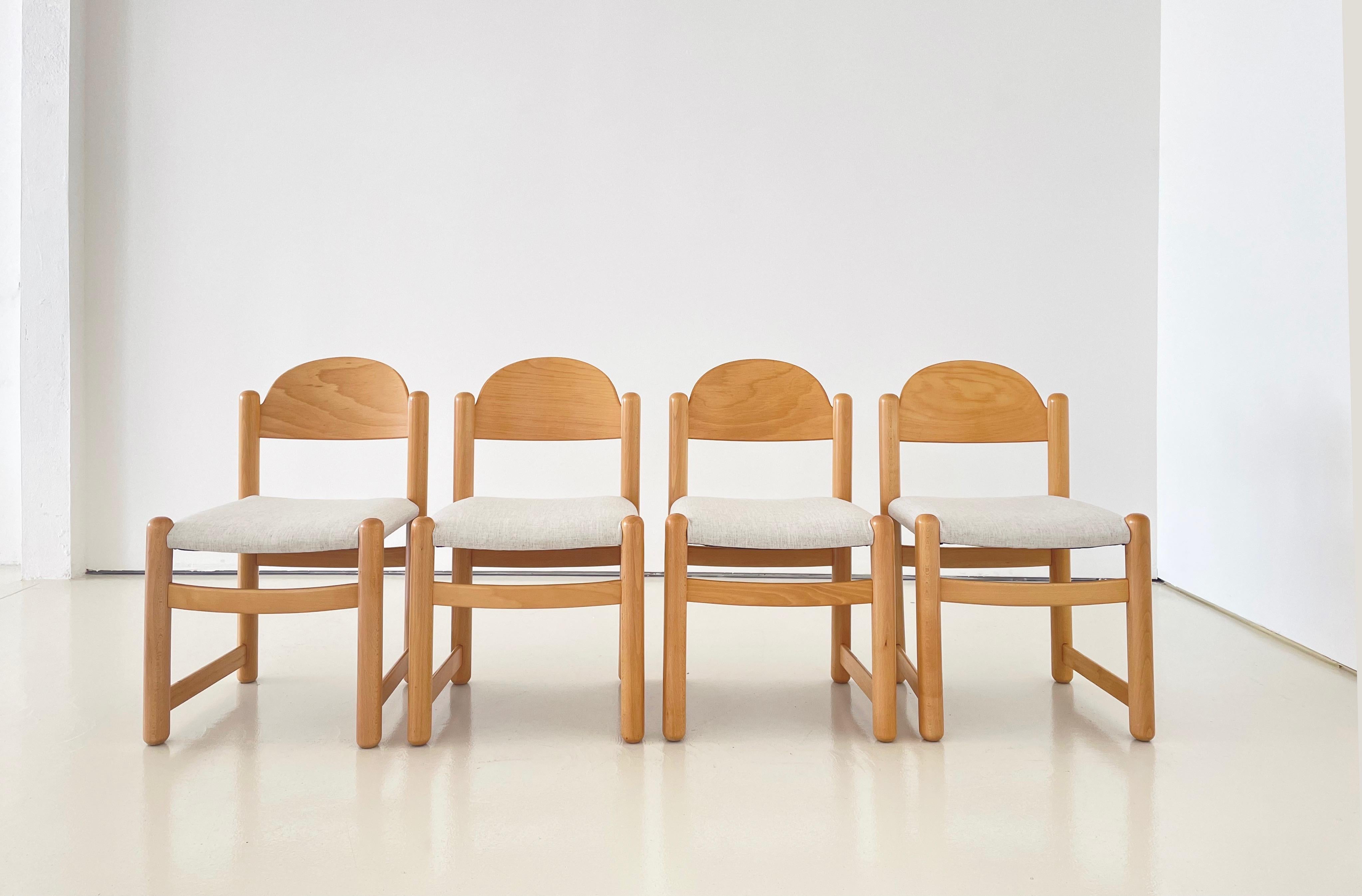 Entworfen und verkauft von Hank Lowenstein in den 1970er Jahren.

Vier Stühle aus einer Originalgarnitur.

Alle Sitze sind neu gepolstert mit einem Stoff von Bernhardt Interiors, Style 1429-100 Simplicity in Oatmeal und 100% natürlicher