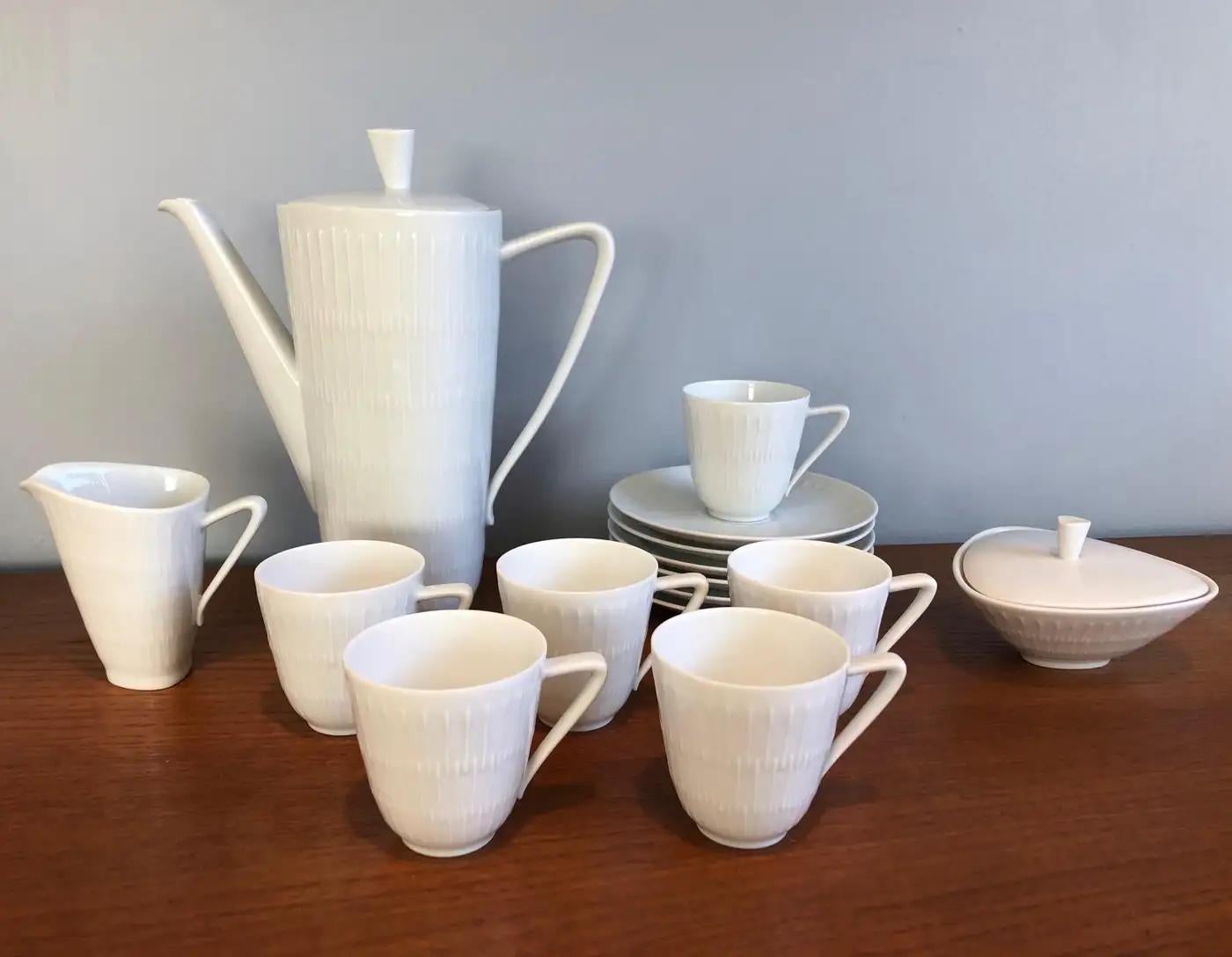 Juego decorativo de café y café en porcelana blanca 