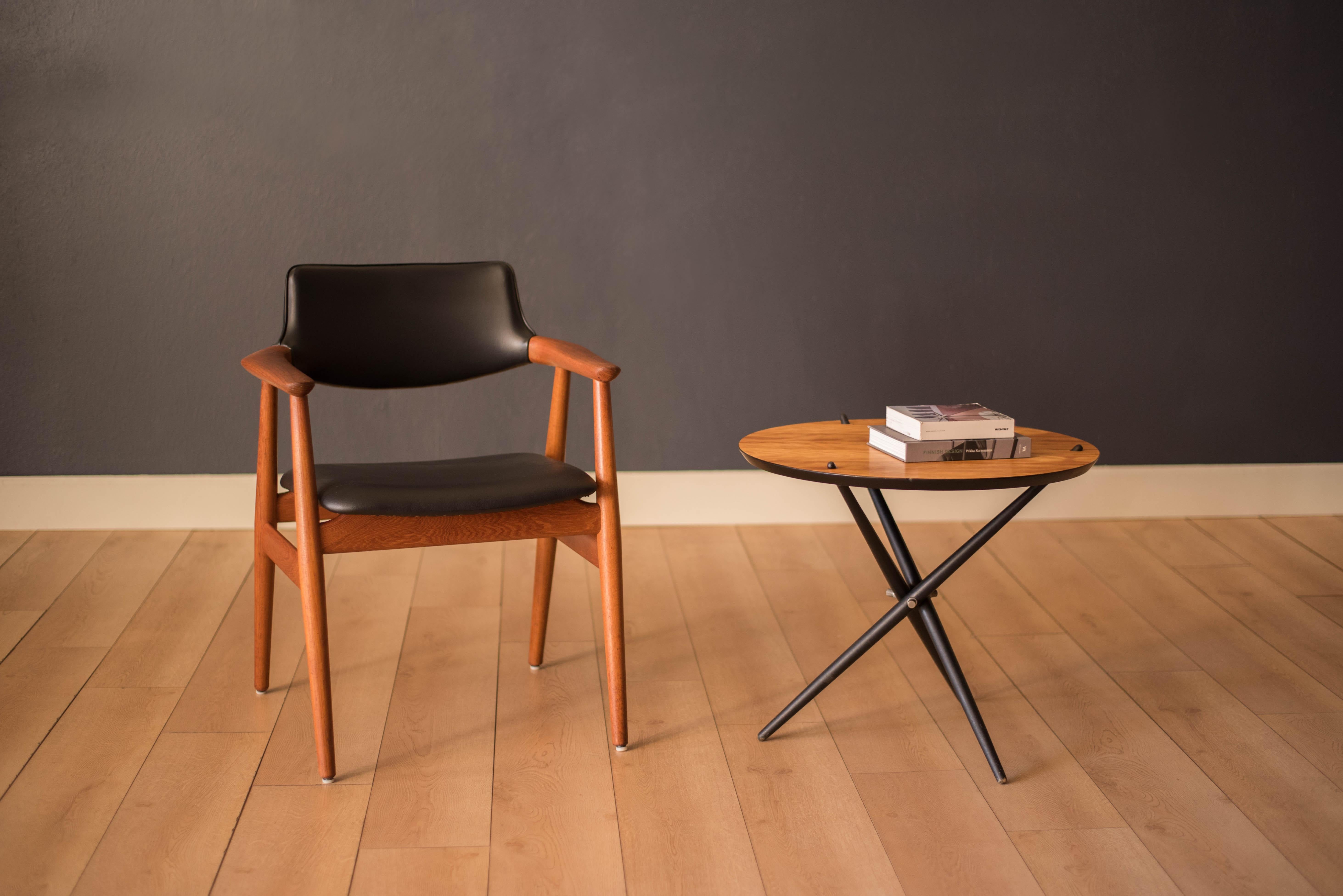 Mid-Century Modern occasional round table designed by Hans Bellmann for Knoll, circa 1948. This piece features a two-toned maple top supported by an ebonized tripod wood base.


Top height 20.25