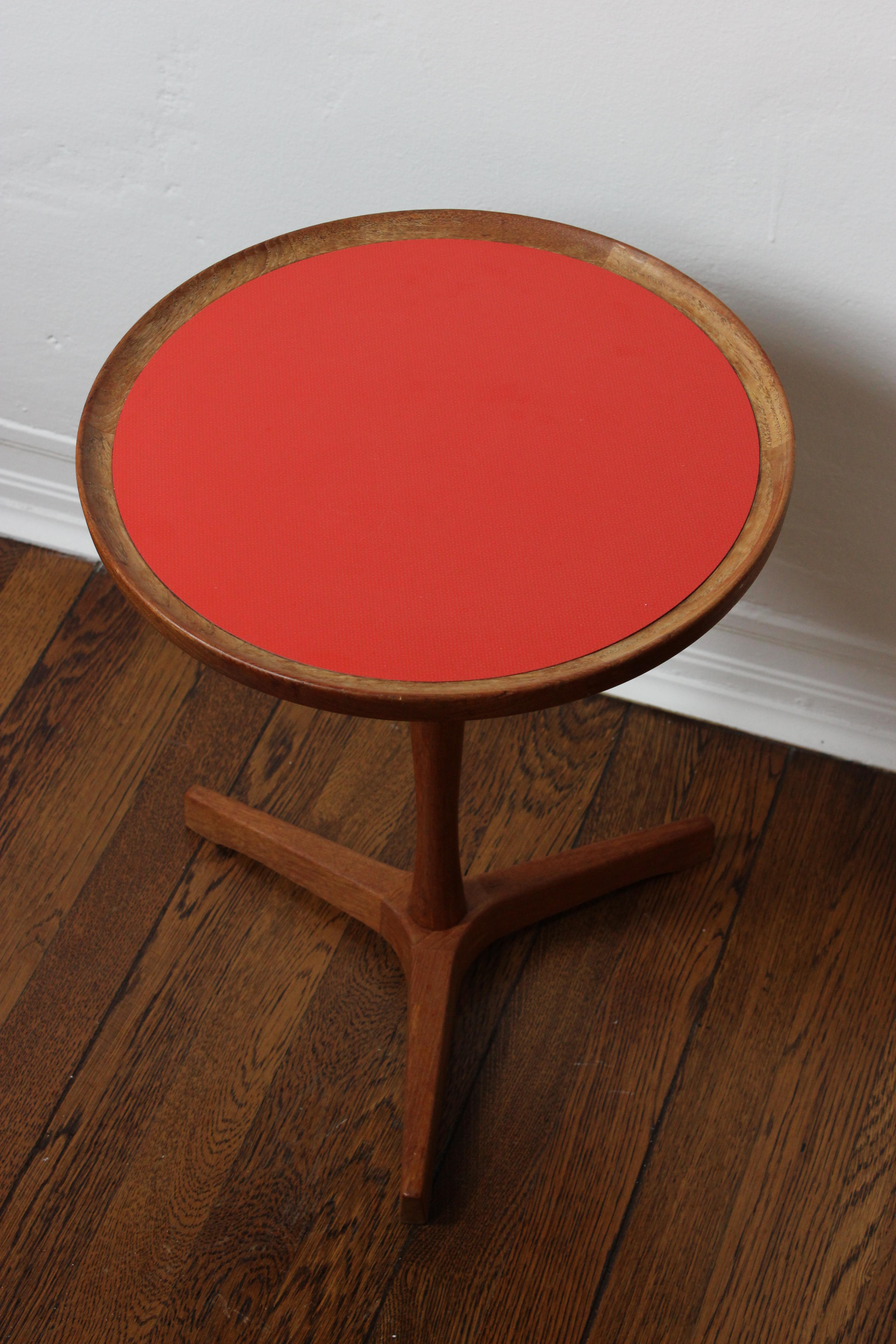 Ein sehr seltener Beistelltisch von Hans C. Andersen für Artex. Die orangefarbene Formica-Platte war auf vielen dieser Tische nicht zu sehen und ist nach wie vor die schwerste zu findende Version. 

Dänemark, 1960er Jahre 
Teakholz.

2x