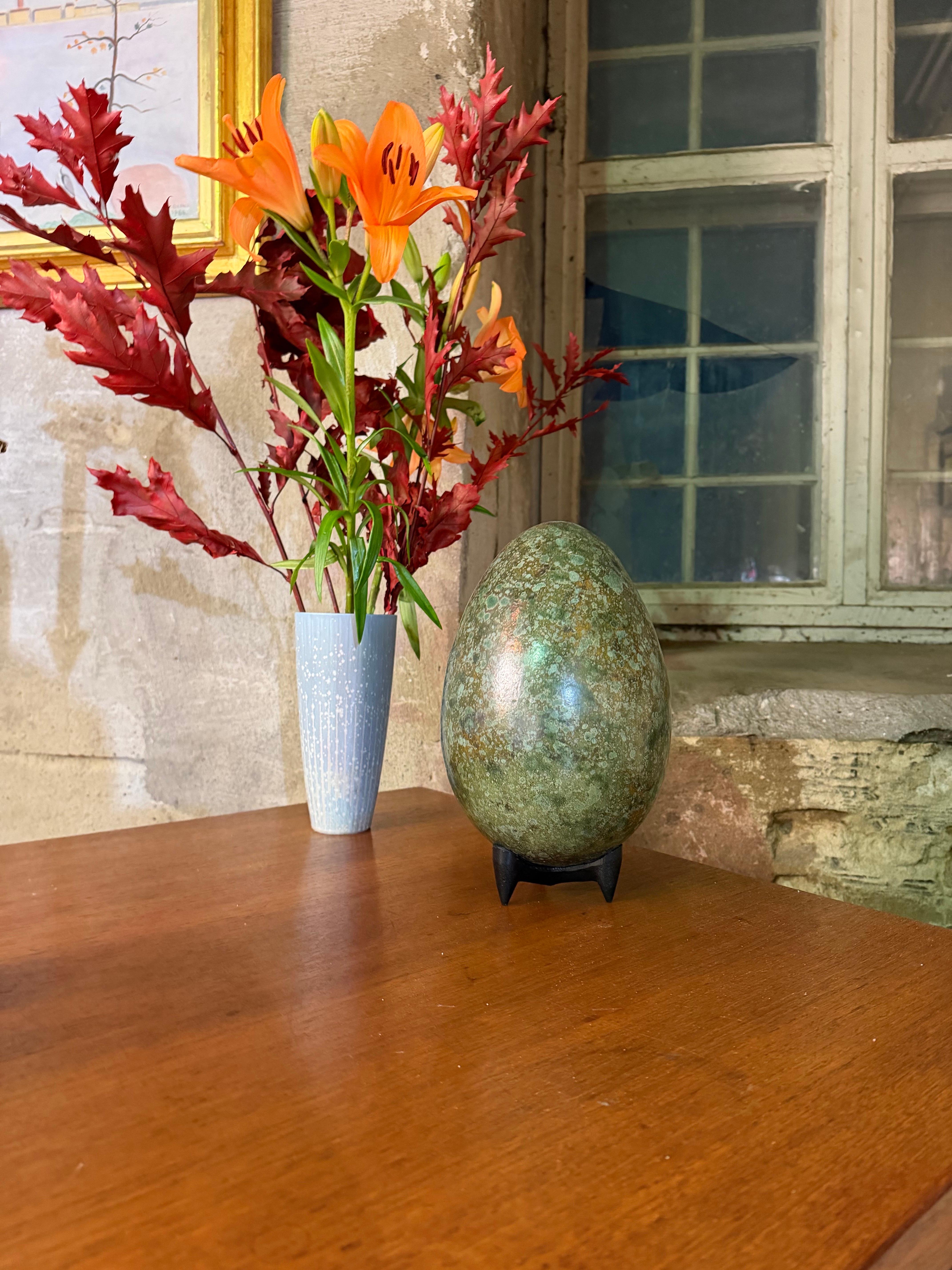 Sculpture d'œuf en grès à glaçure verte mouchetée par Hans Hedberg, mi-siècle moderne en vente 2