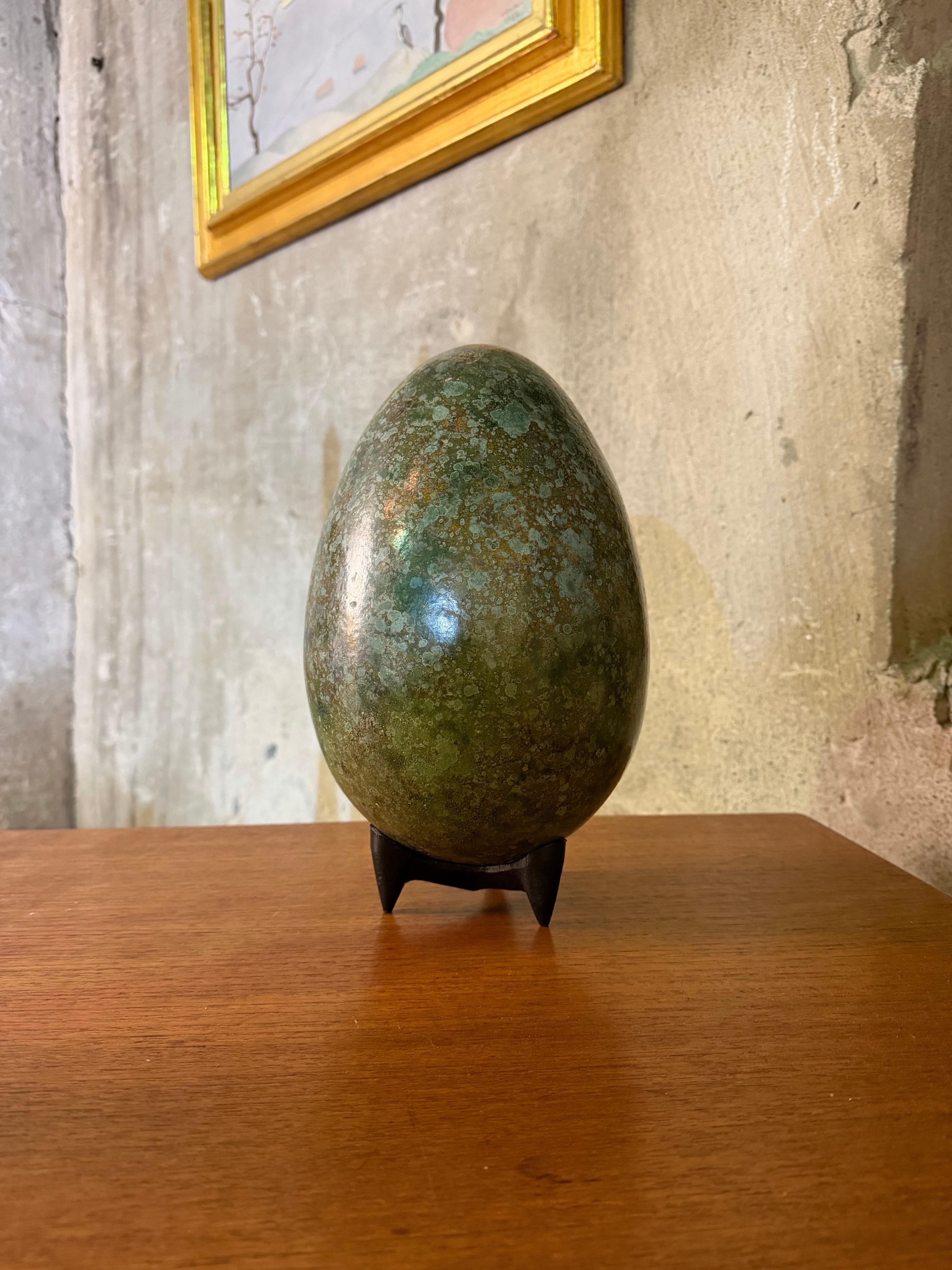 Français Sculpture d'œuf en grès à glaçure verte mouchetée par Hans Hedberg, mi-siècle moderne en vente