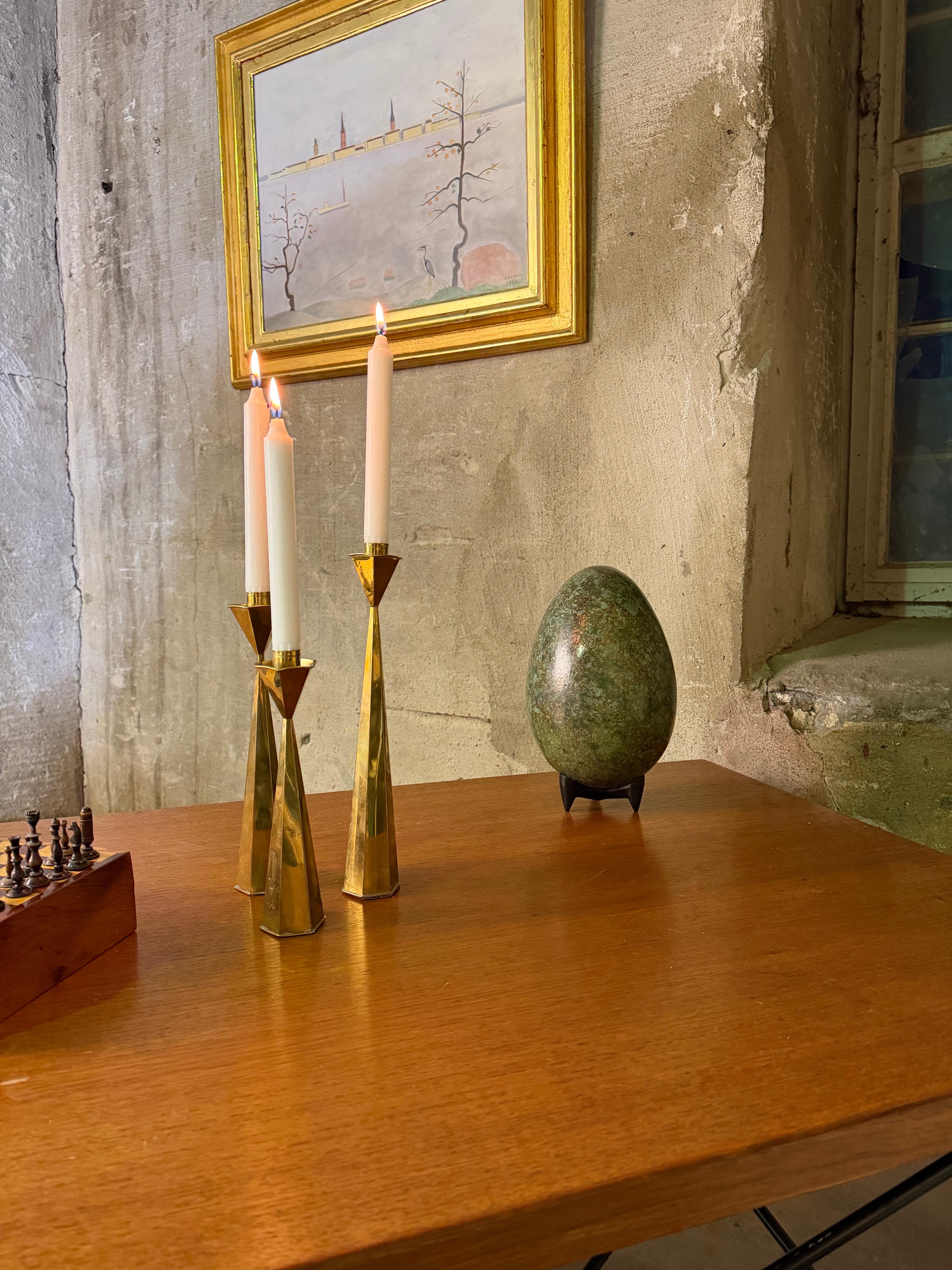 Sculpture d'œuf en grès à glaçure verte mouchetée par Hans Hedberg, mi-siècle moderne Excellent état - En vente à Stockholm, SE