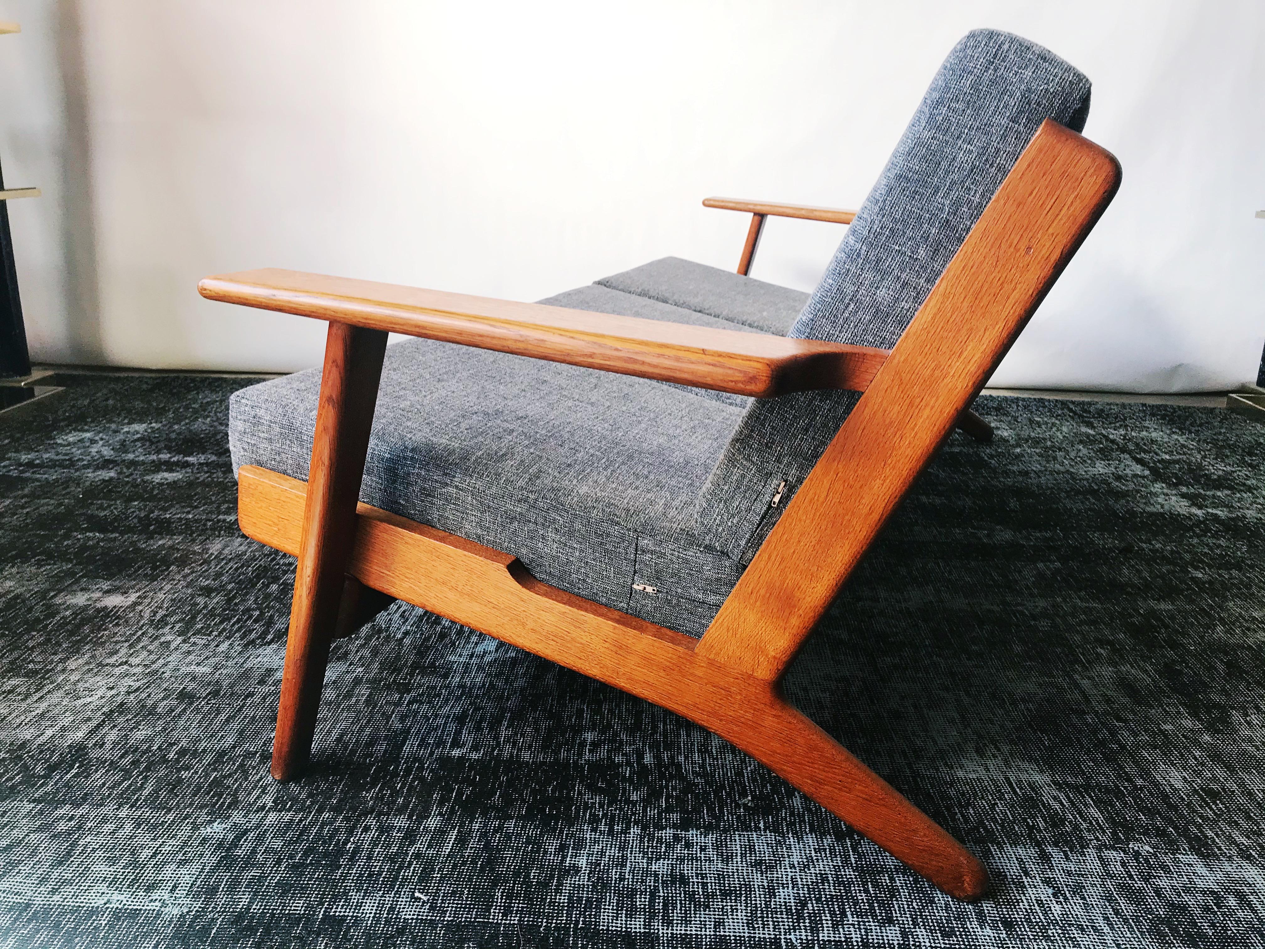 This vintage GE 290 3-seat sofa designed by Hans J. Wegner for GETAMA is overall great condition. Solid oak frame. New foam and new upholstery,
1953. Made in Denmark.
Dimensions:
H 29.53 in. x W 70.87 in. x D 30.71 in
seat height 16.54 in.